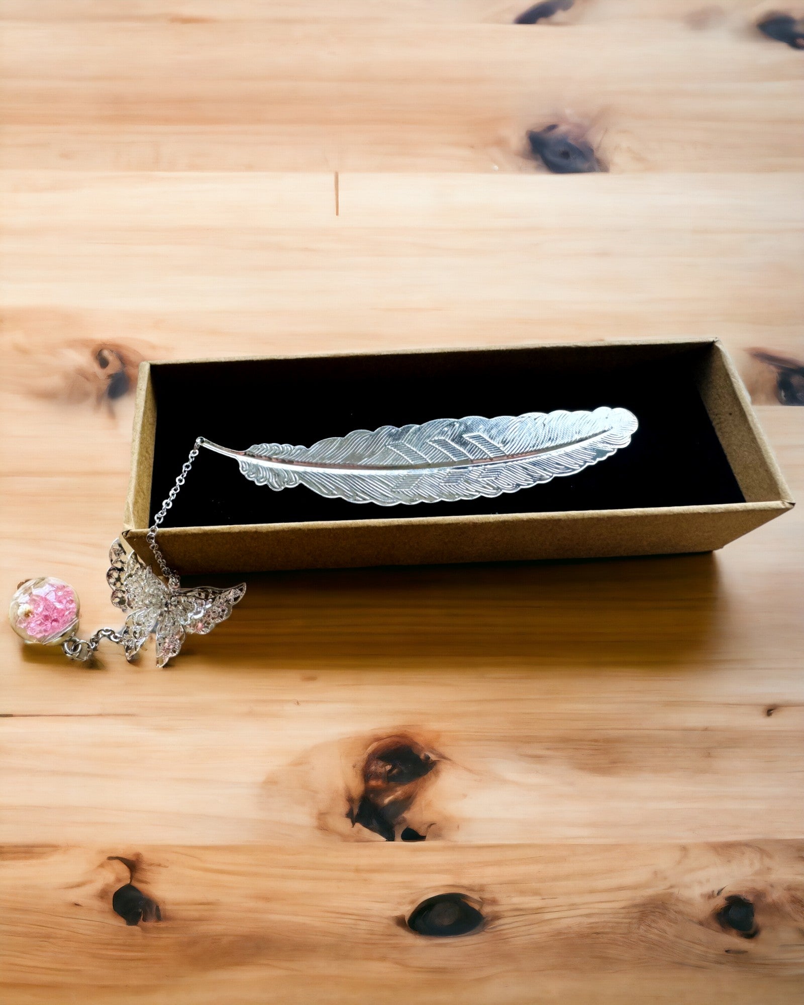 Kreativ Bogmærke i Retro Stil med Fjer og Sommerfugl Motiv – Elegant Gave til mor, lærer, Promoverende, Farve Sølv/lyserød