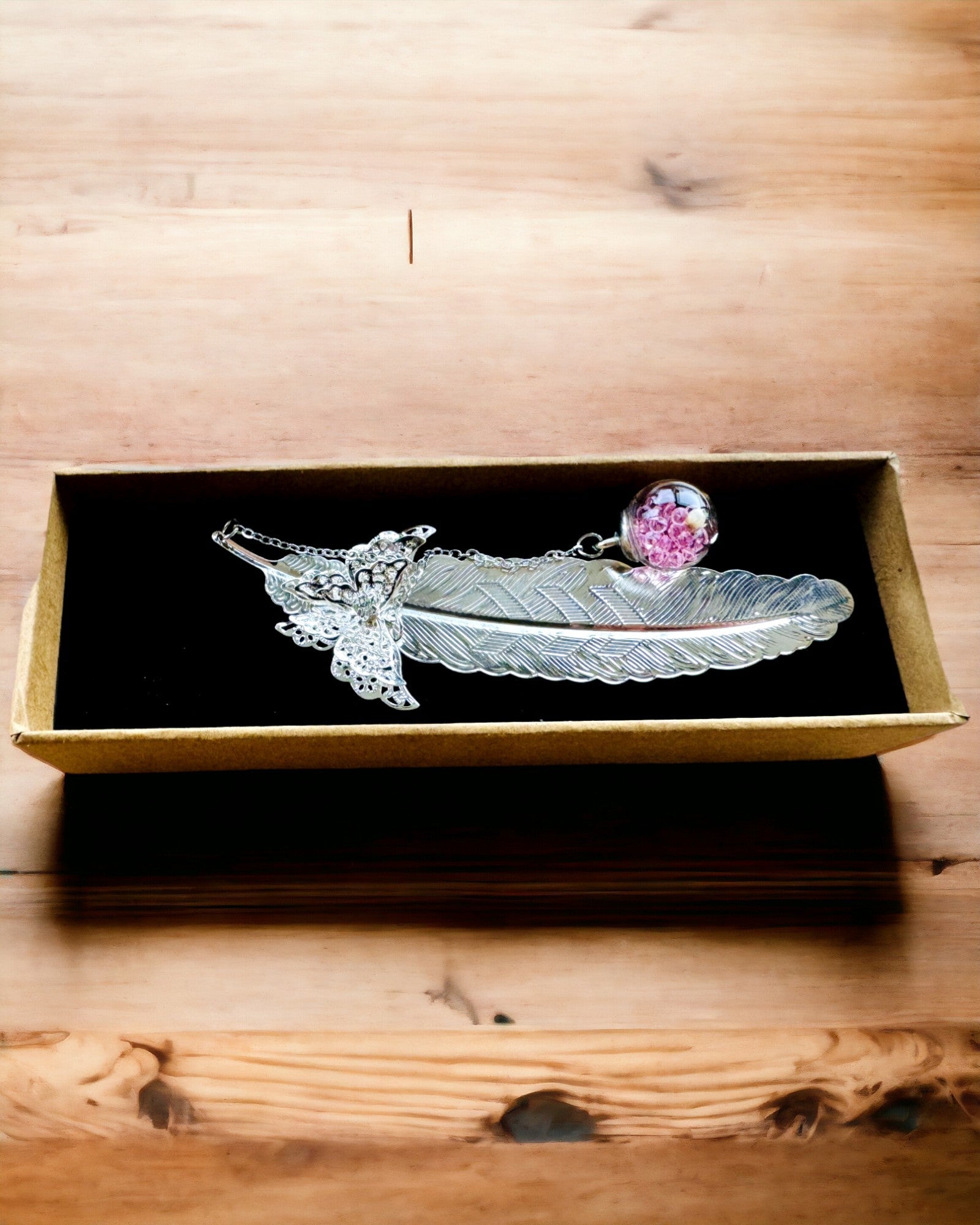 Kreativ Bogmærke i Retro Stil med Fjer og Sommerfugl Motiv – Elegant Gave til mor, lærer, Promoverende, Farve Sølv/lyserød