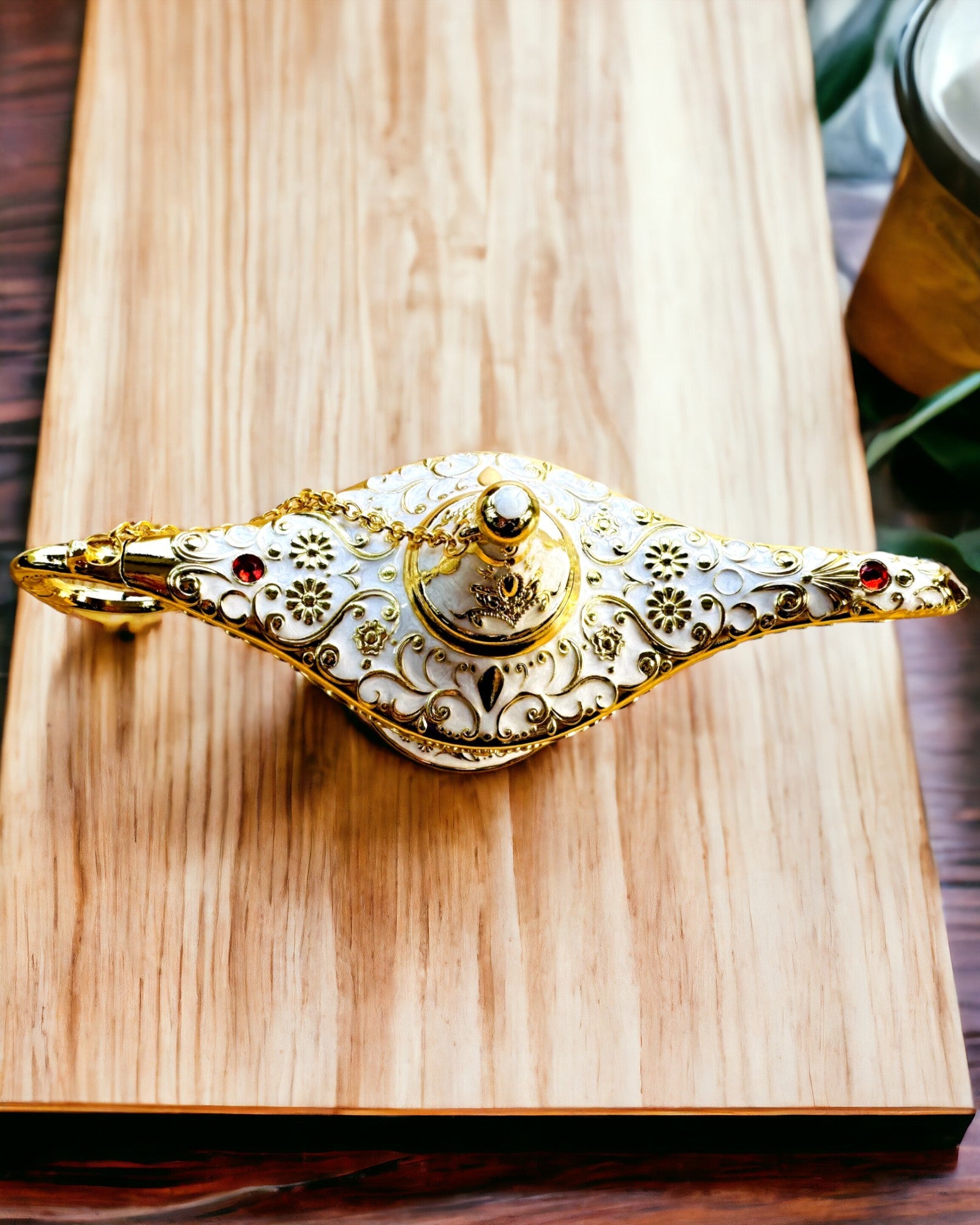 Magisk Aladdins Lampe med Gravering - Hvid Variant, flettet med guld