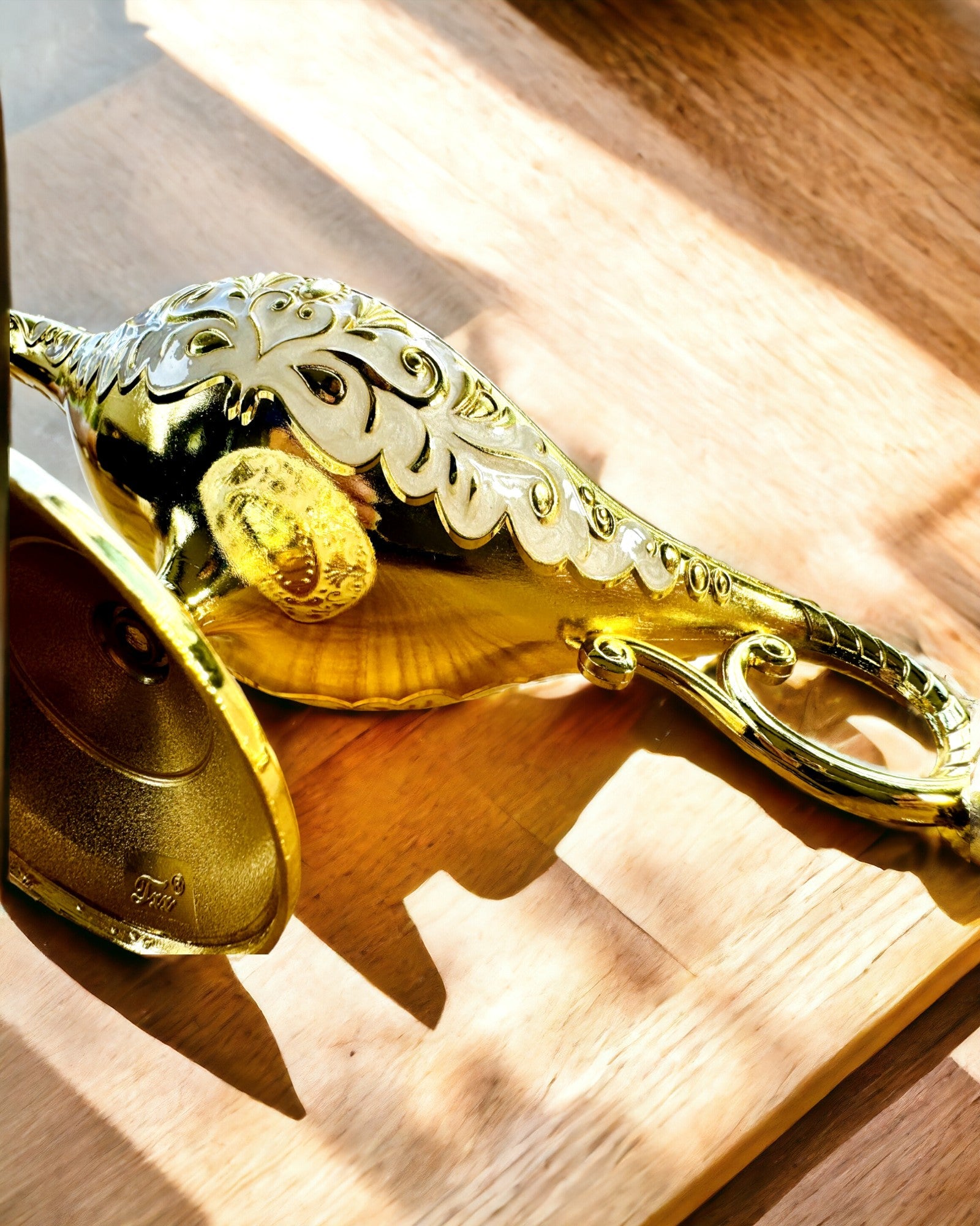 Magisk Aladdins Lampe med Gravering - Hvid Variant, flettet med guld