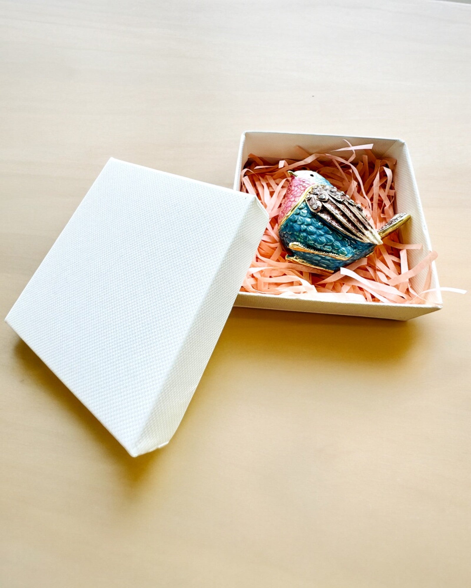 Farverig Spurv med Gravering - En Charmerende Skattekiste