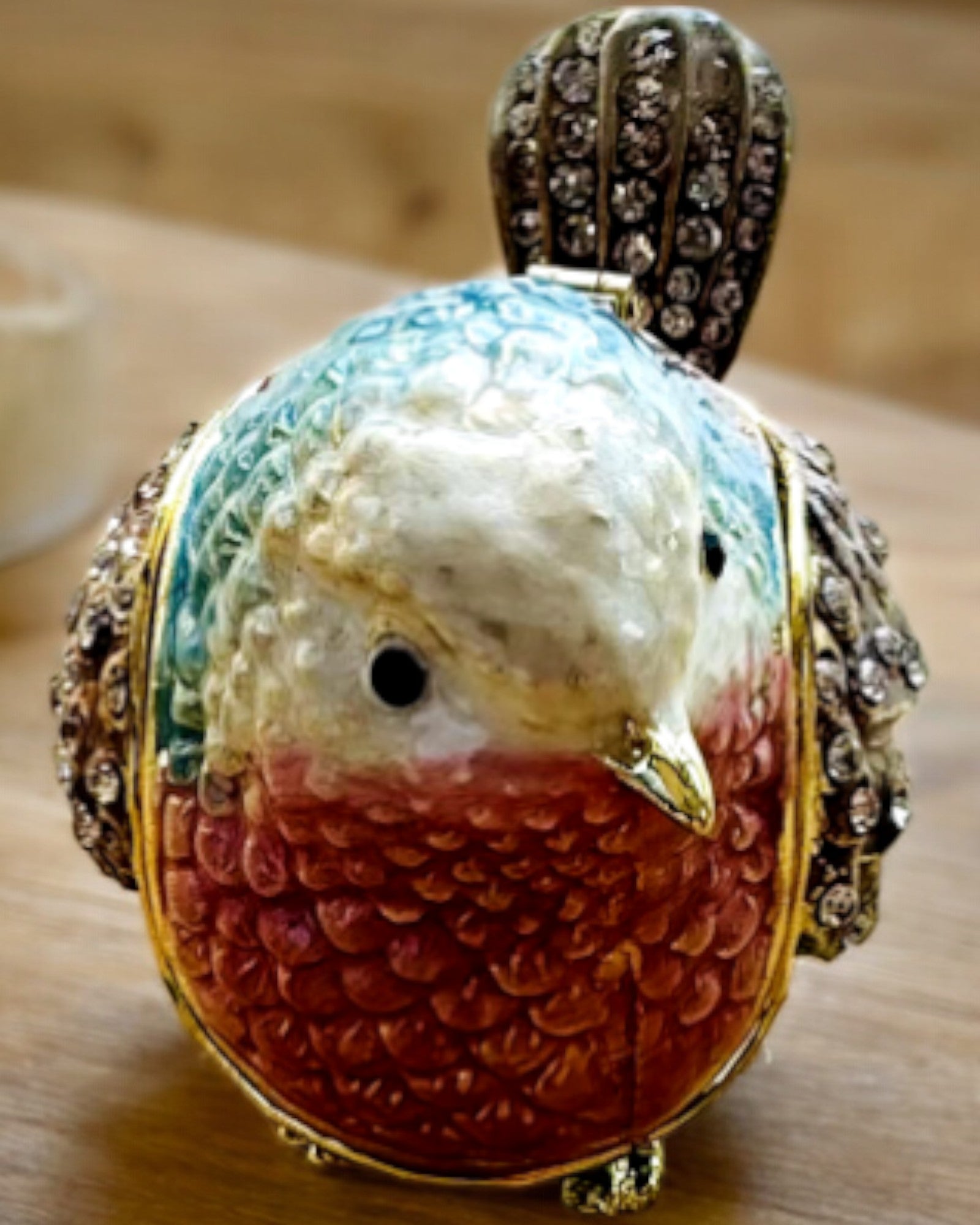 Farverig Spurv med Gravering - En Charmerende Skattekiste