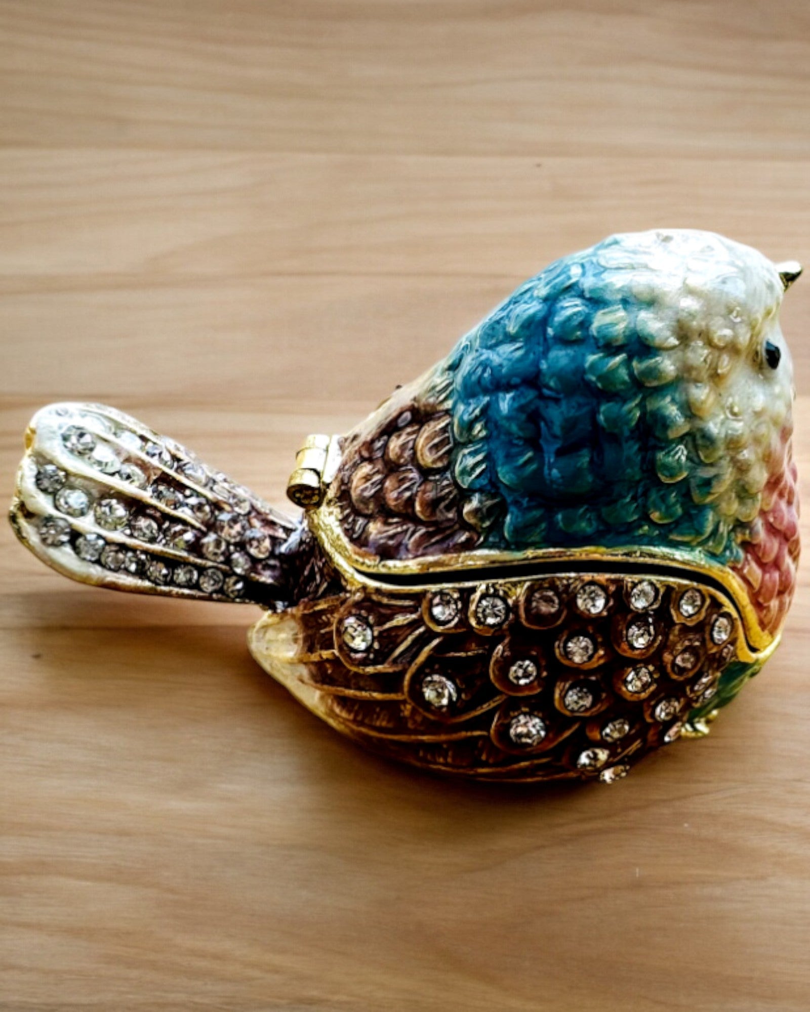 Farverig Spurv med Gravering - En Charmerende Skattekiste