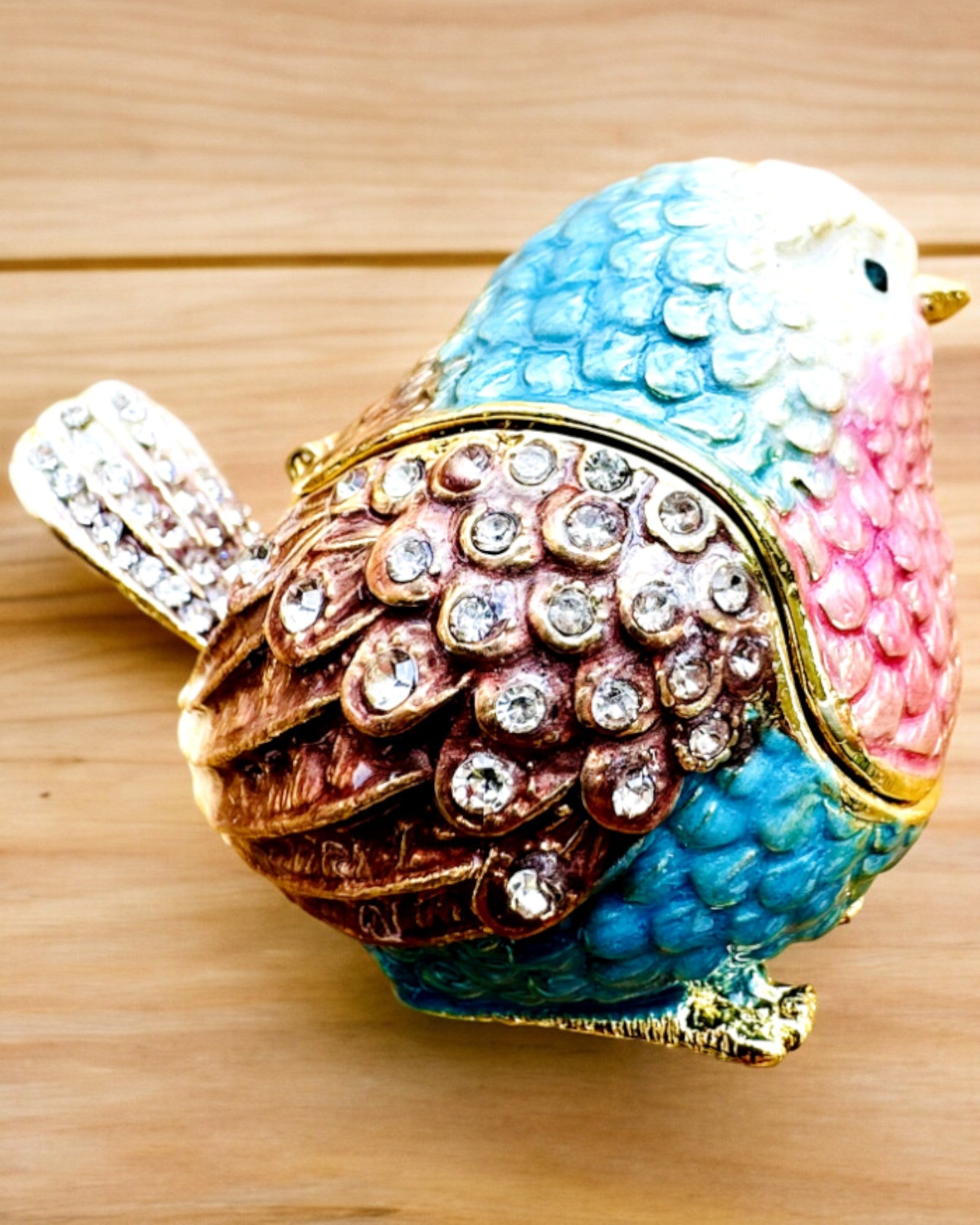 Farverig Spurv med Gravering - En Charmerende Skattekiste