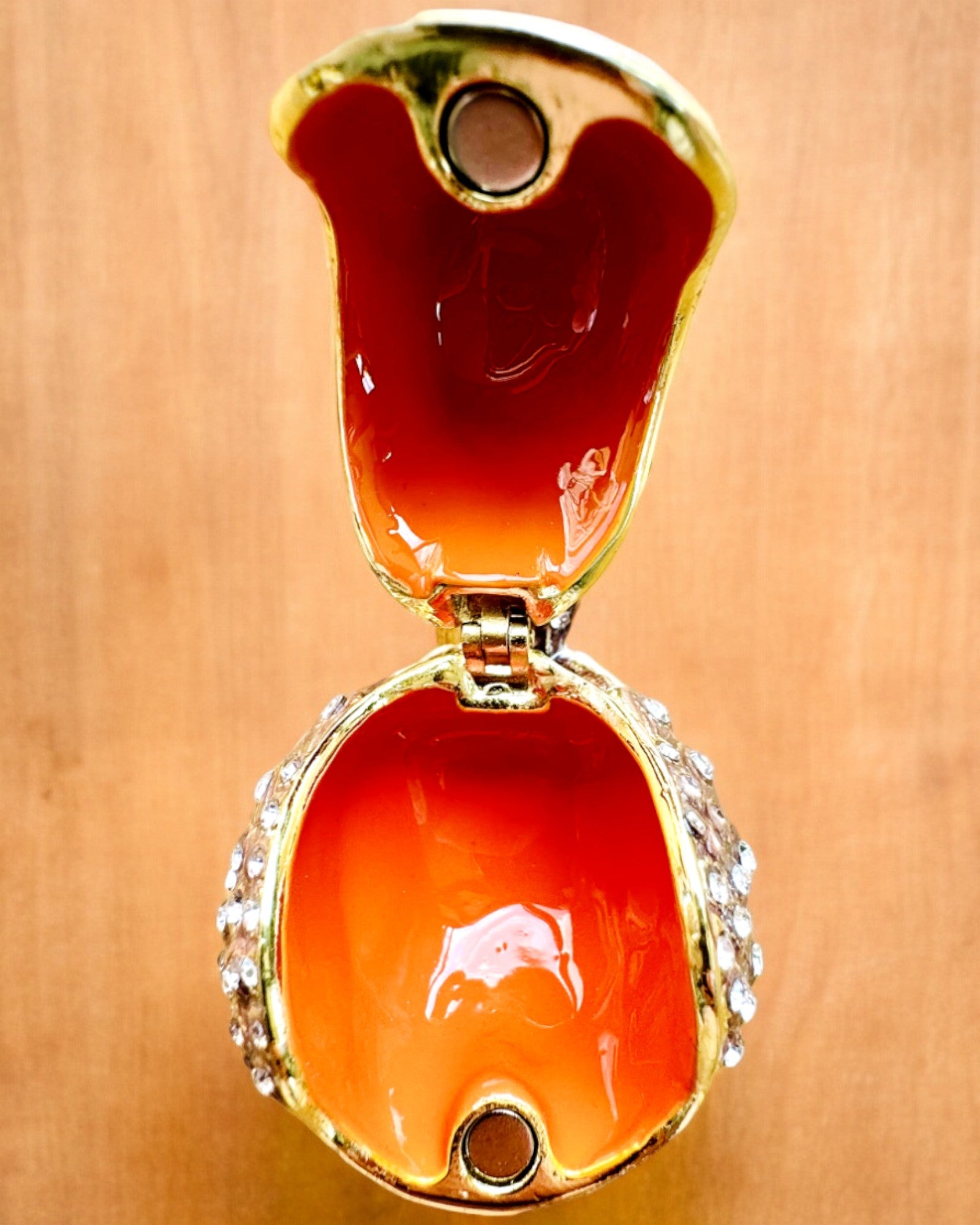 Farverig Spurv med Gravering - En Charmerende Skattekiste