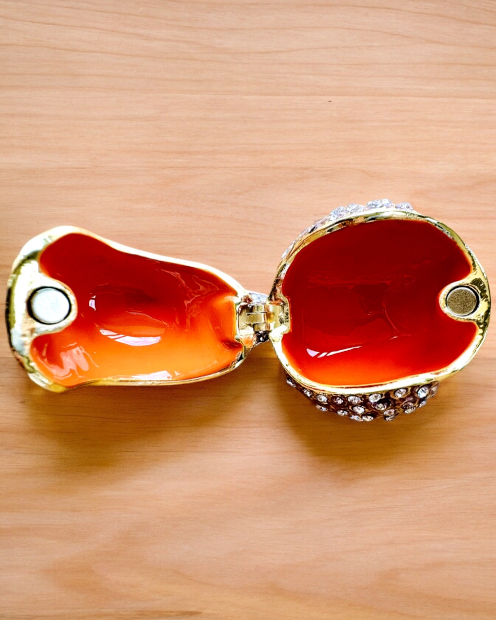 Farverig Spurv med Gravering - En Charmerende Skattekiste