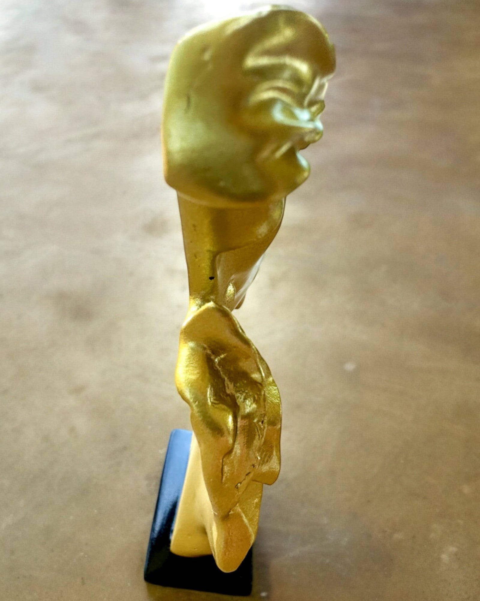 Figur "Elegance i Sten" farve guld - 13,5 cm høj, Dekorativ med Mulighed for Gravering