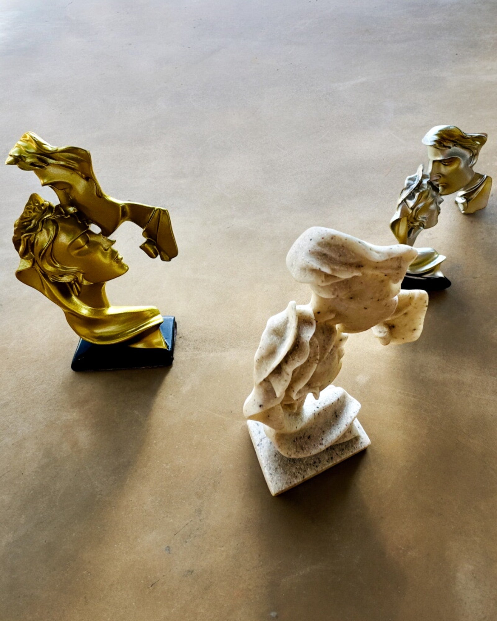 Figur "Elegance i Sten" farve guld - 13,5 cm høj, Dekorativ med Mulighed for Gravering