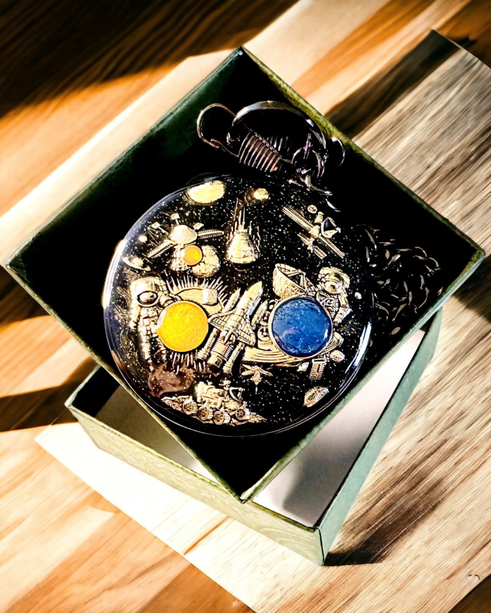 Lommeur "Astrum Temporis" - Sort ramme. Mulighed for personlig gravering