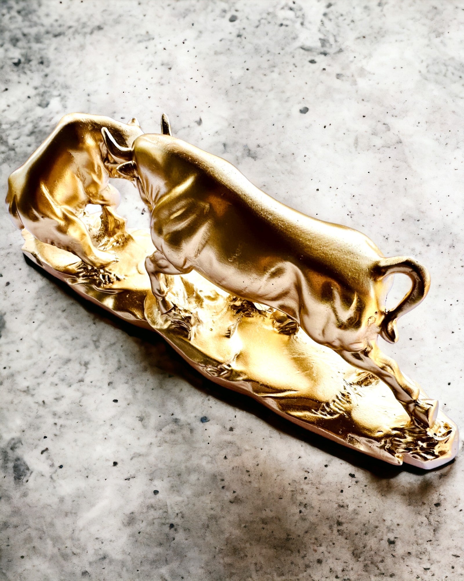 Duel af Kæmper - Dekorativ Skulptur Tyr og Bjørn - mulighed for personlig gravering - gylden farve