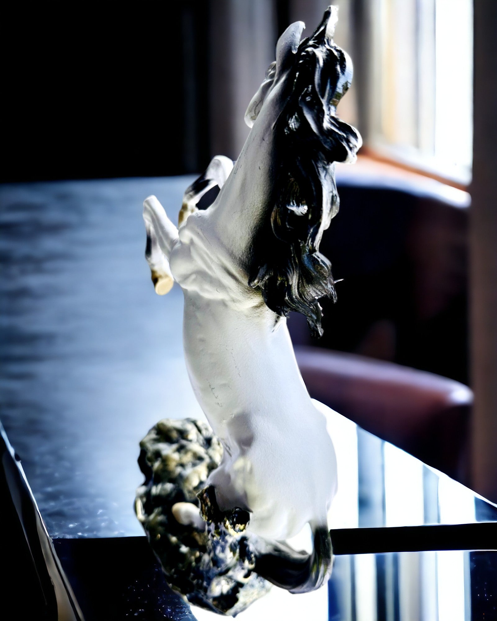 "Elegancki Skoczek" - Hvid Hestefigur med Mulighed for Gravering