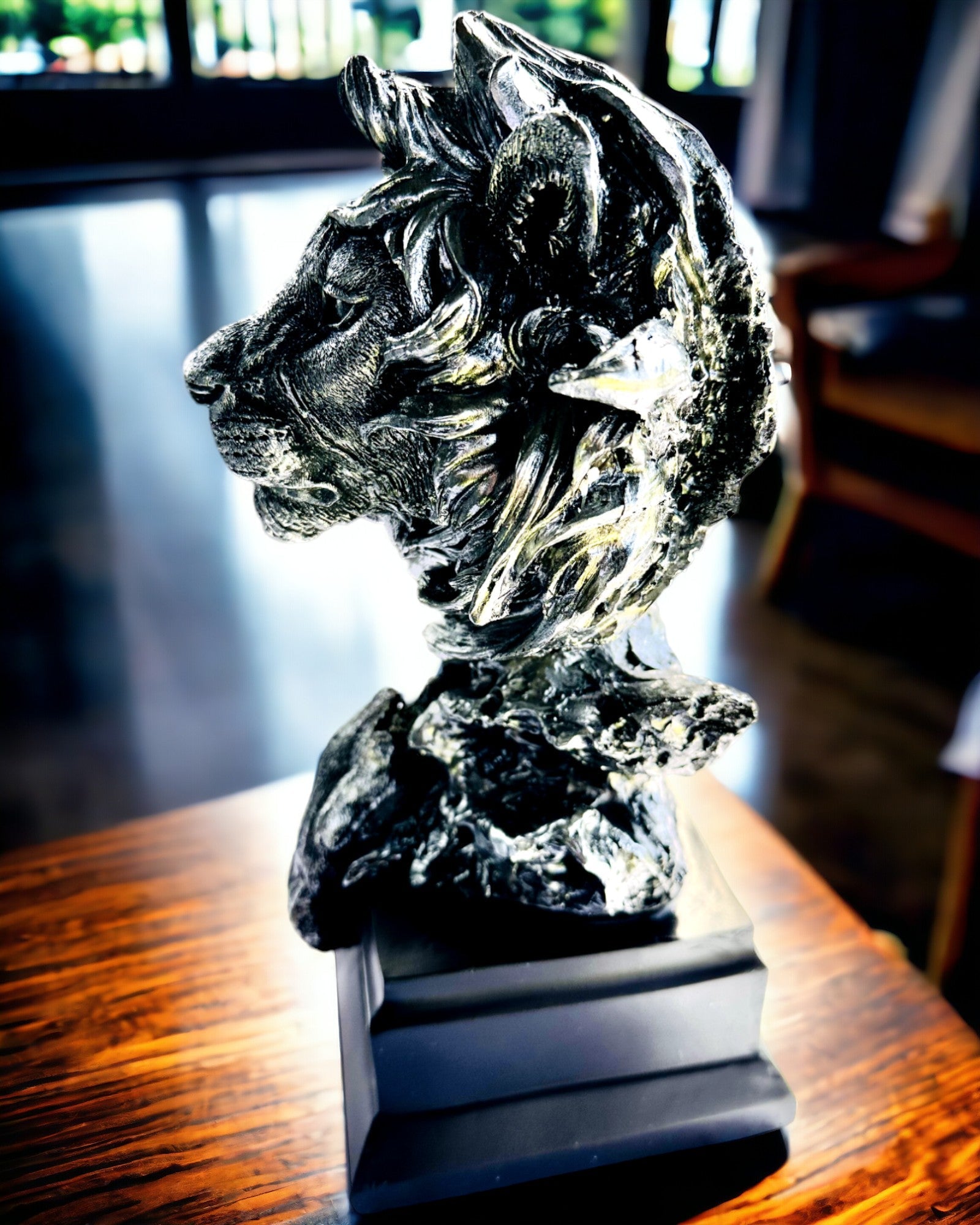 Kongen af Junglen Løve - Majestætisk Løvestatuette - sølvfarvet, mulighed for personalisering som gave