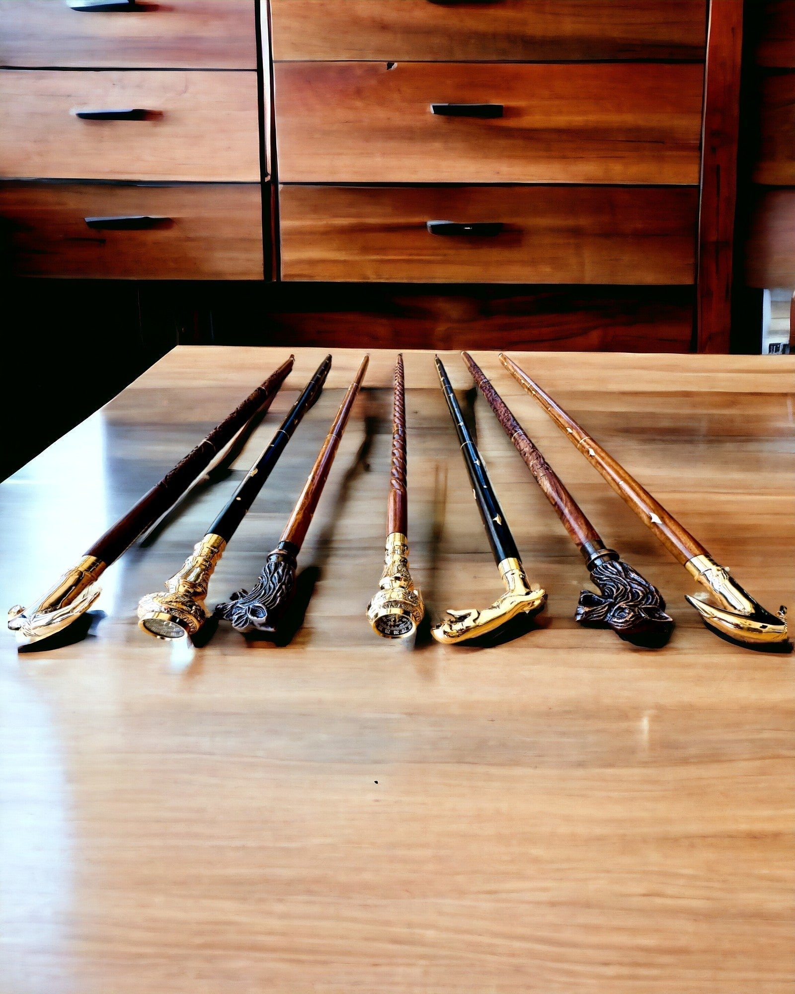 Håndskåret Rejsestok til vandring "Kongelig Vandrer" i brun med gyldne dekorationer