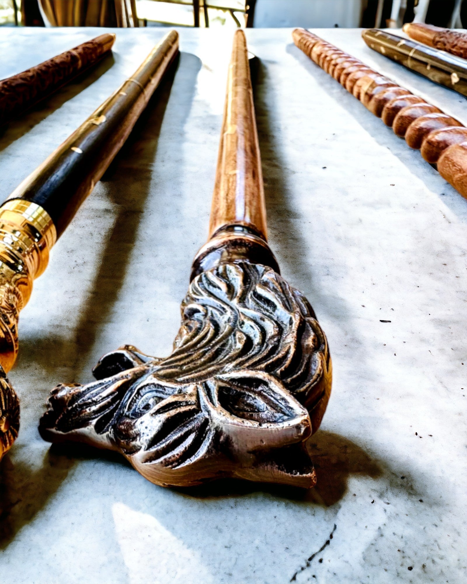 Spadserstok Wolf - Indisk Mangotræ med Mulighed for Gravering, brun med gyldne udsmykninger