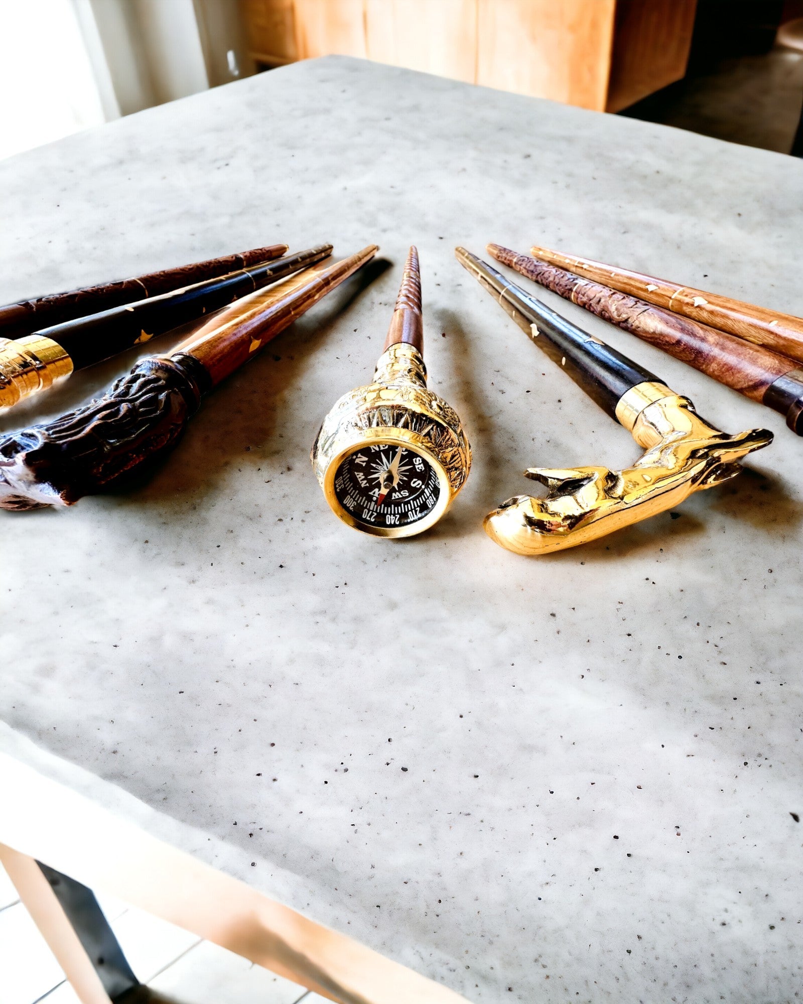 Kompasso Brown - Kærlighed til at gå - Håndskåret Træ - Eksklusiv Udgave med Mulighed for Gravering