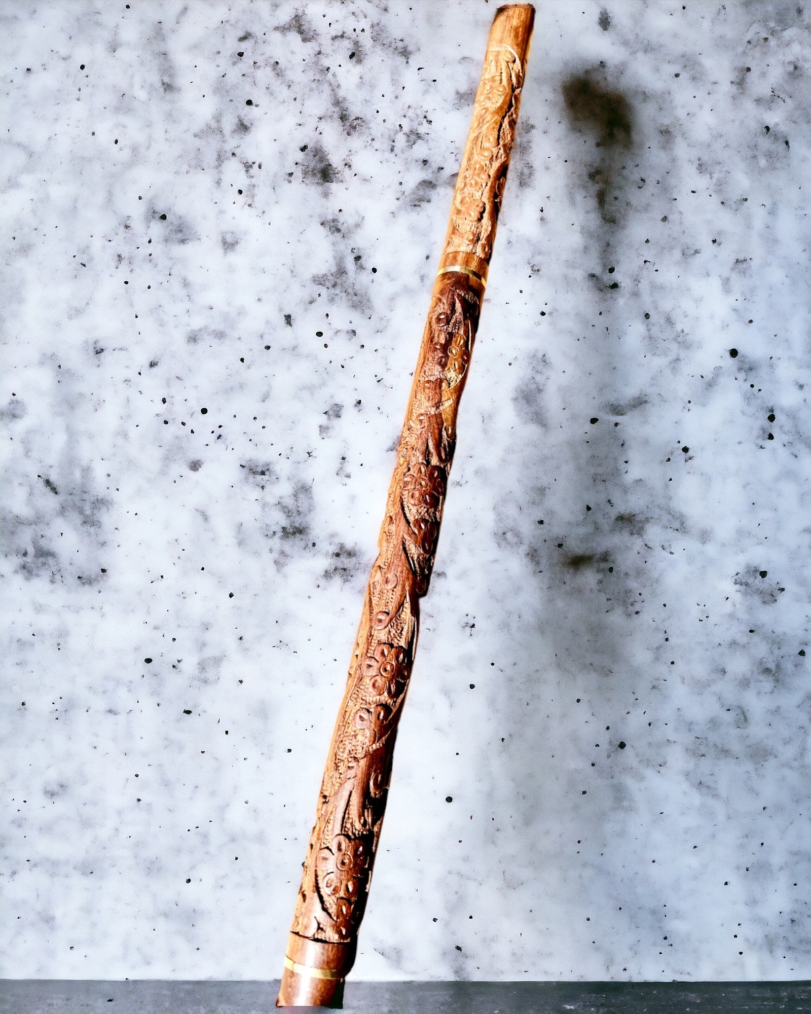 Spadserestok 'Wolf' - Indisk Mango Træ med Mulighed for Gravering, brun med udskåret mønster