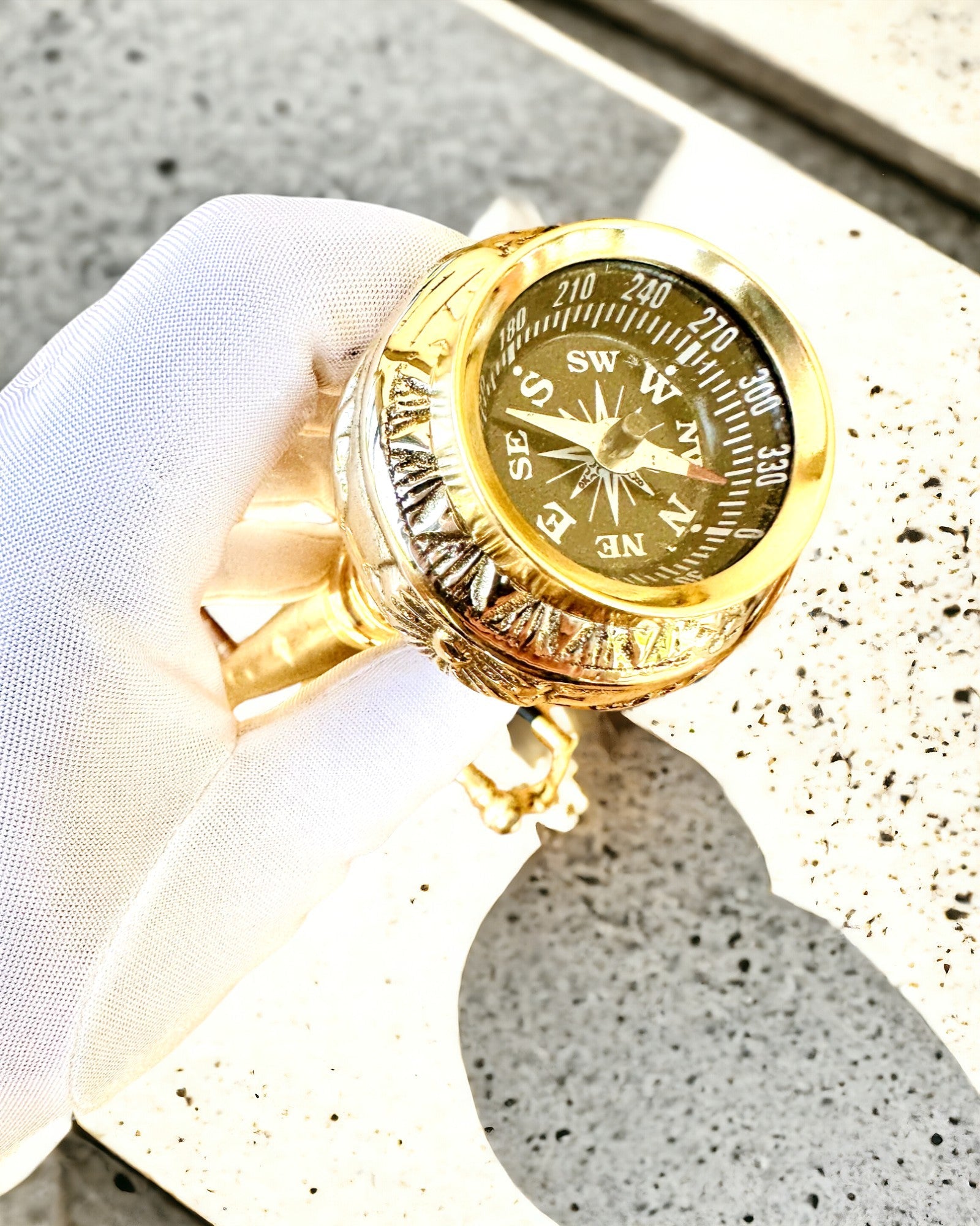 Kompasso Brown - Kærlighed til at gå - Håndskåret Træ - Eksklusiv Udgave med Mulighed for Gravering