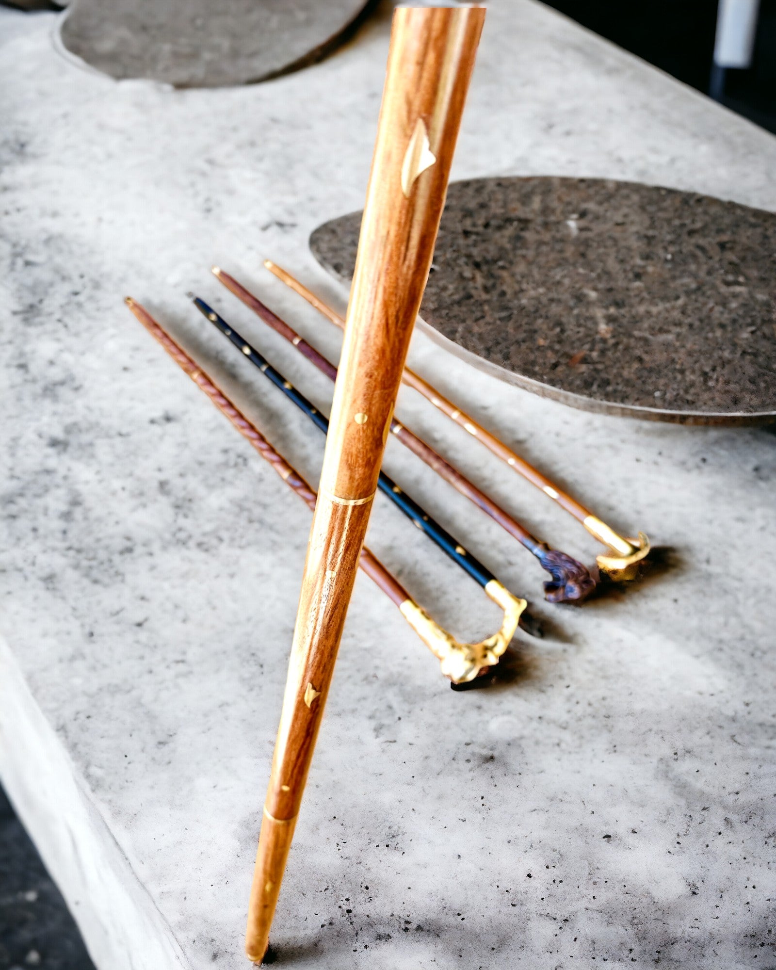 Spadserstok Wolf - Indisk Mangotræ med Mulighed for Gravering, brun med gyldne udsmykninger