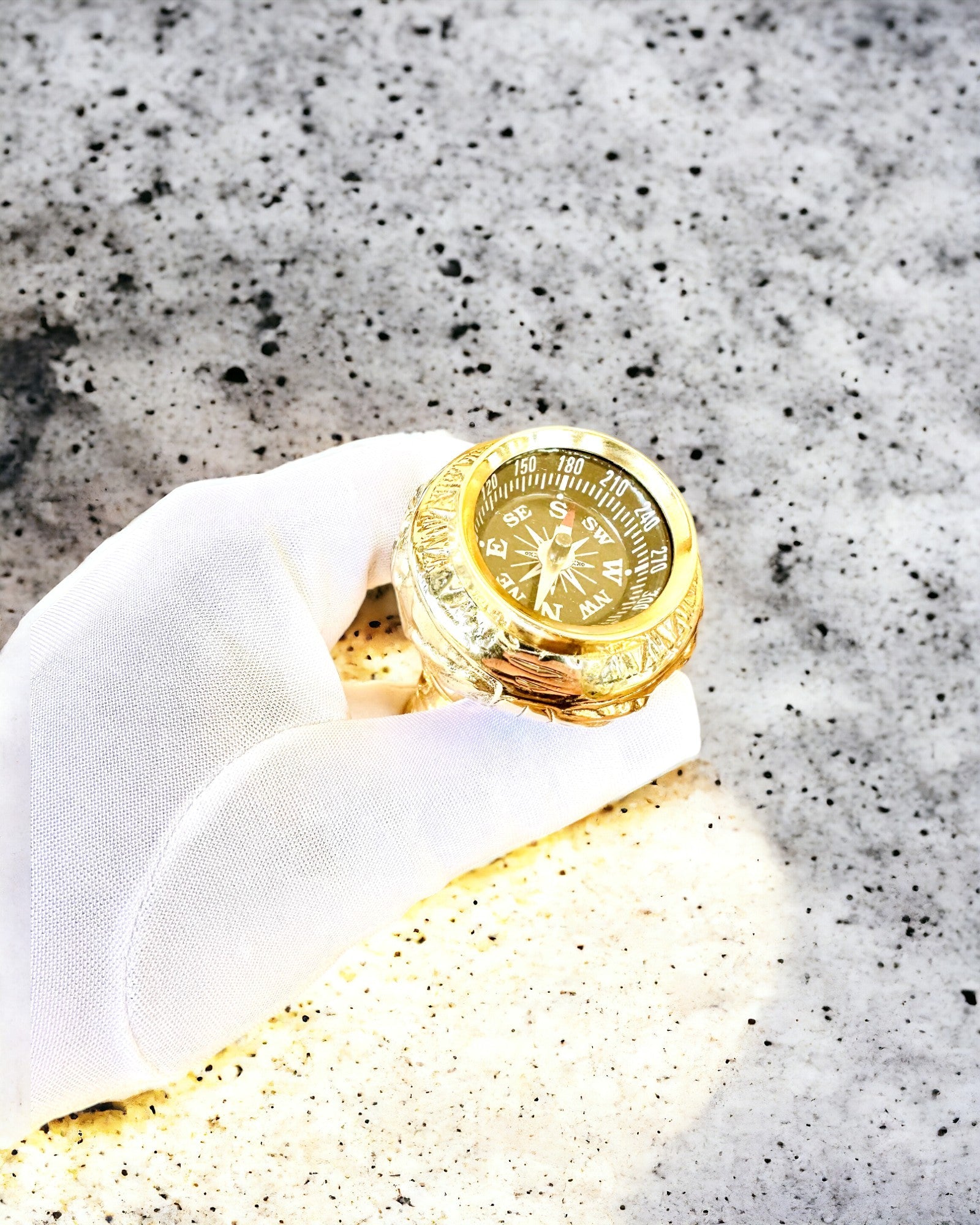 Kompasso Brown - Kærlighed til at gå - Håndskåret Træ - Eksklusiv Udgave med Mulighed for Gravering