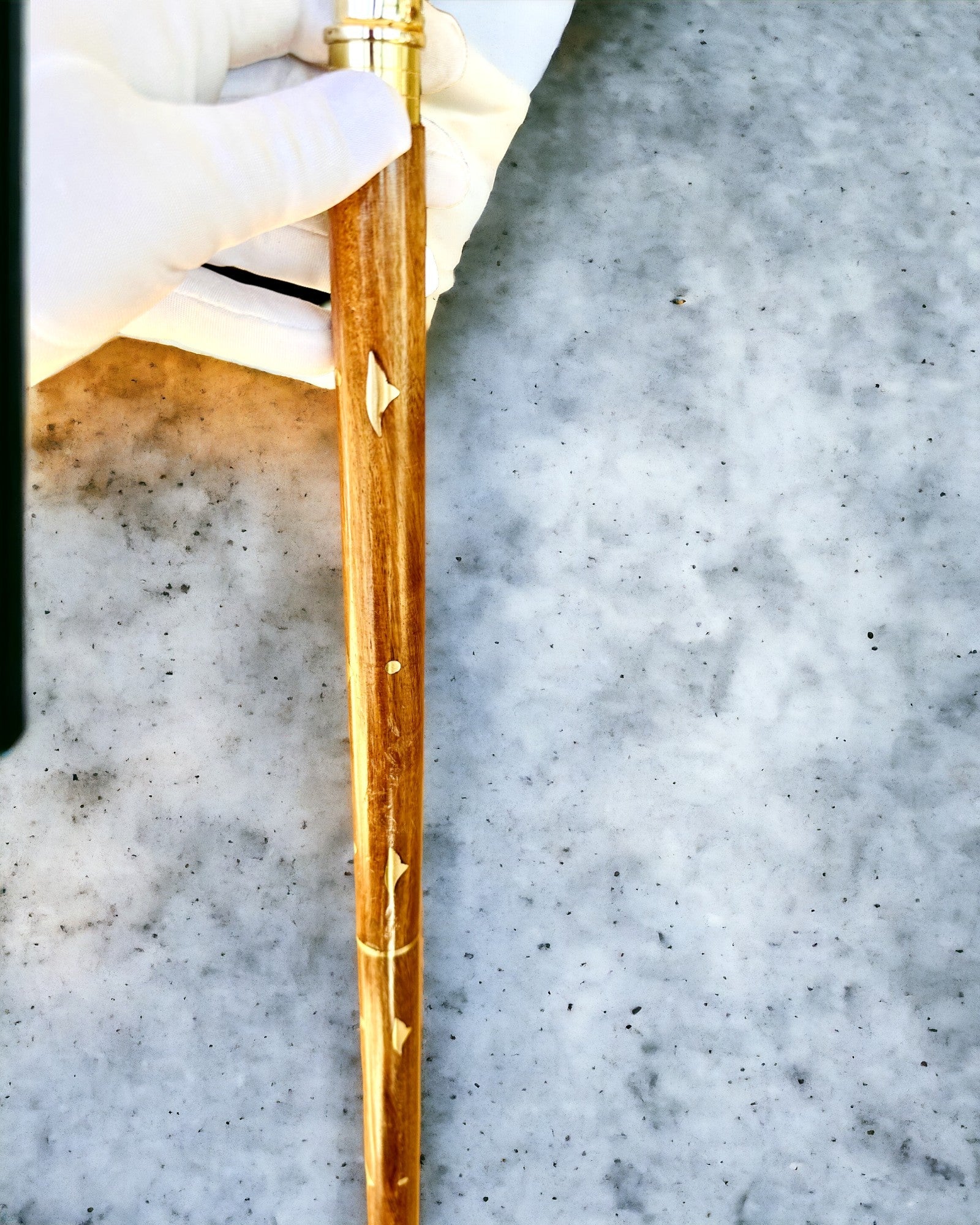 Håndskåret Rejsestok til vandring "Kongelig Vandrer" i brun med gyldne dekorationer