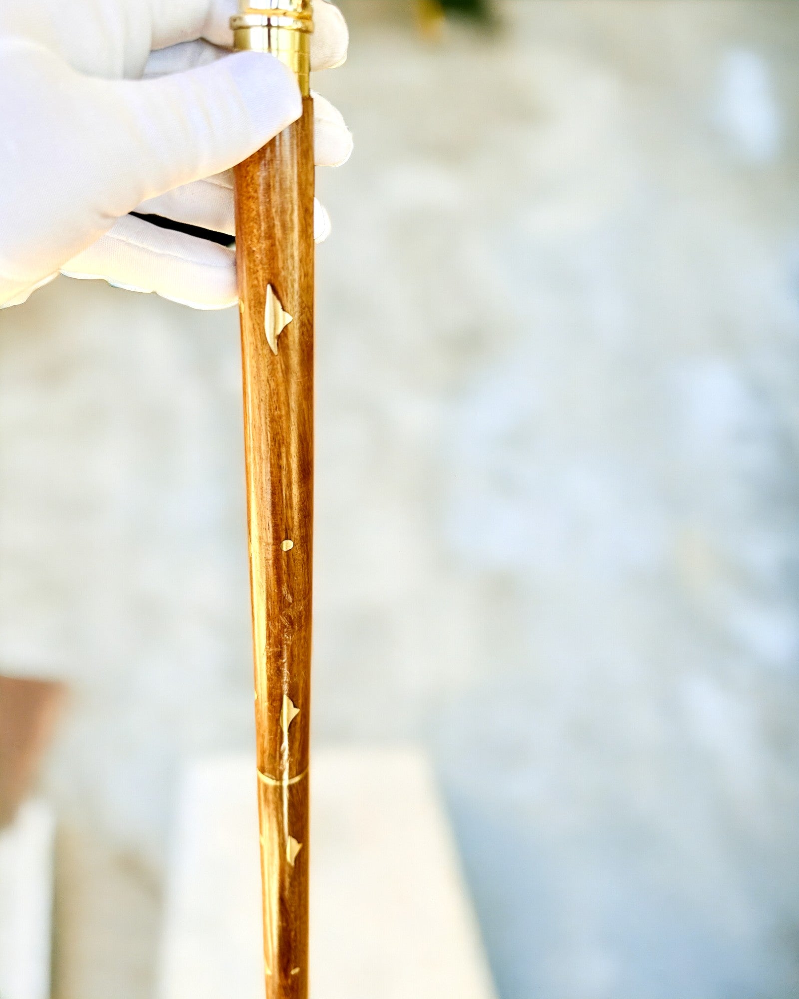 Spadserstok Wolf - Indisk Mangotræ med Mulighed for Gravering, brun med gyldne udsmykninger