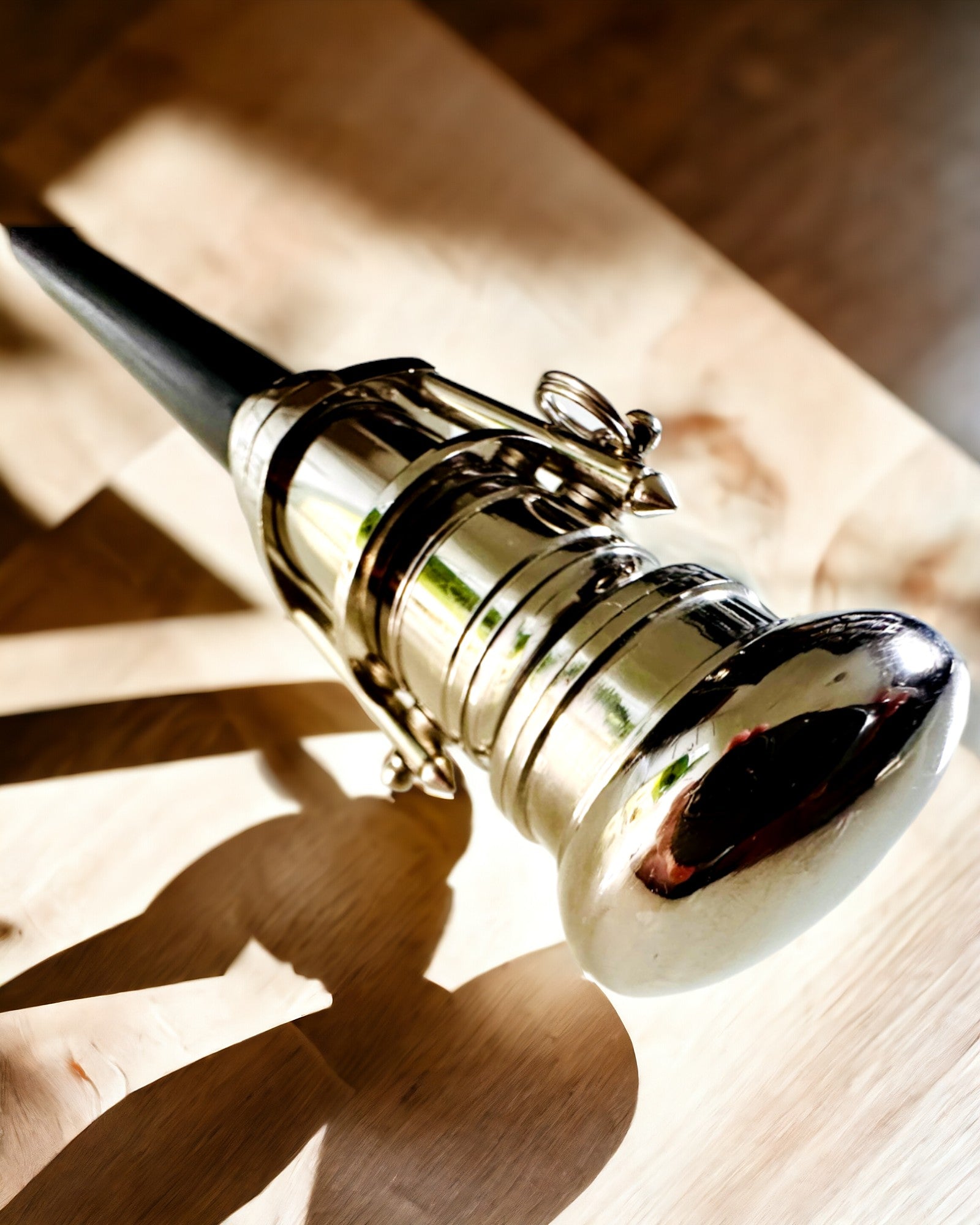 GÅSTOK MED HÅNDTAG OG KIKKERTFUNKTION – ELEGANT OG MODERNE, 95 CM - kaptajnens "Navigator's Crest"