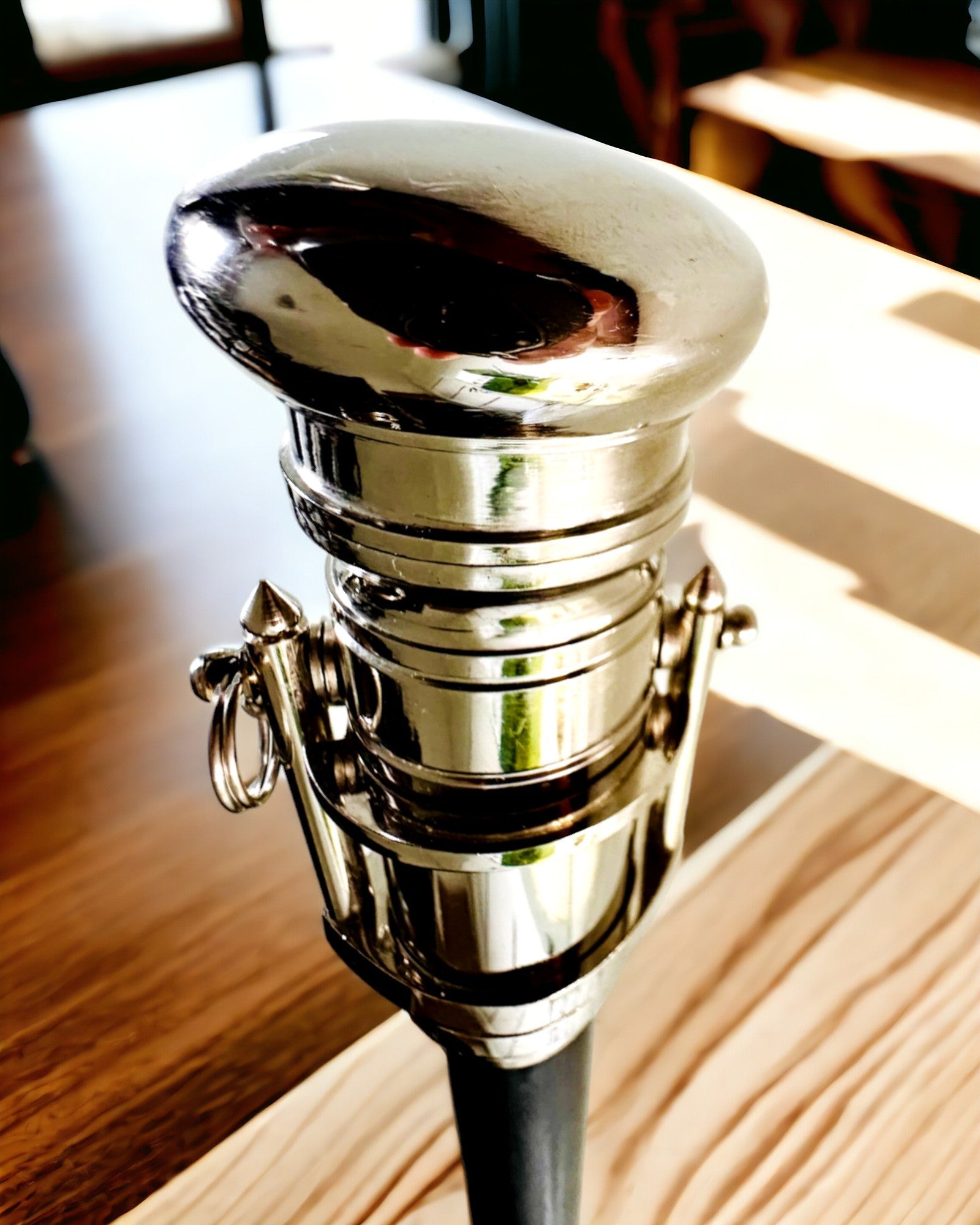 GÅSTOK MED HÅNDTAG OG KIKKERTFUNKTION – ELEGANT OG MODERNE, 95 CM - kaptajnens "Navigator's Crest"