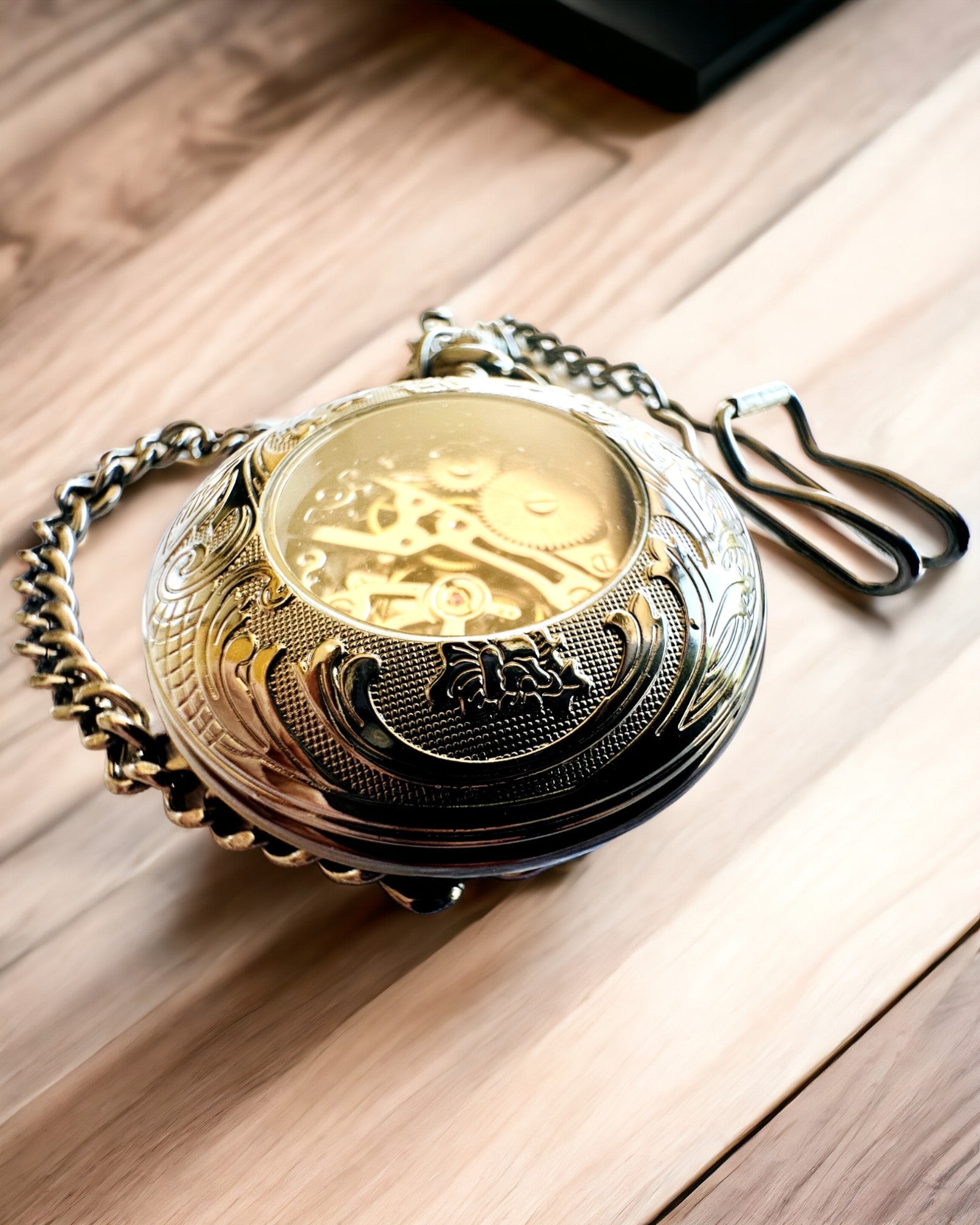 Lommeur "Equus Tempus" - Sort med Hestemotiv, mulighed for personlig gravering - hvid urskive