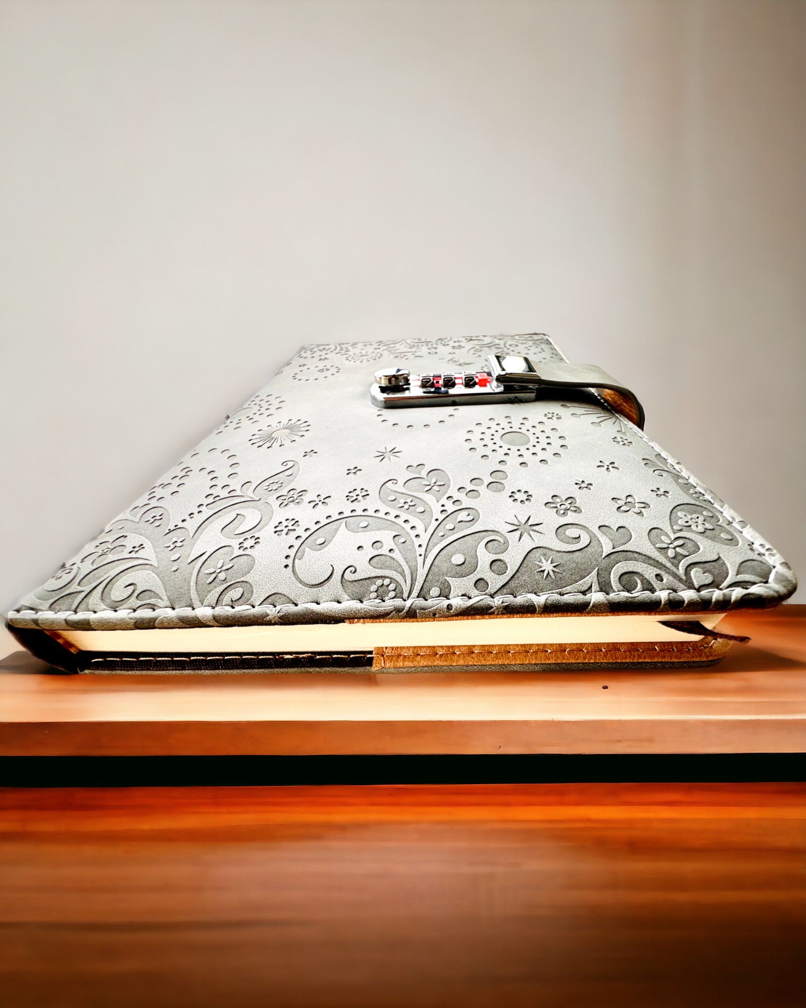 Eksklusiv Notesbog, PU-læder, A5 med Kodelås - "Secret Journal", personliggørelse med gravering