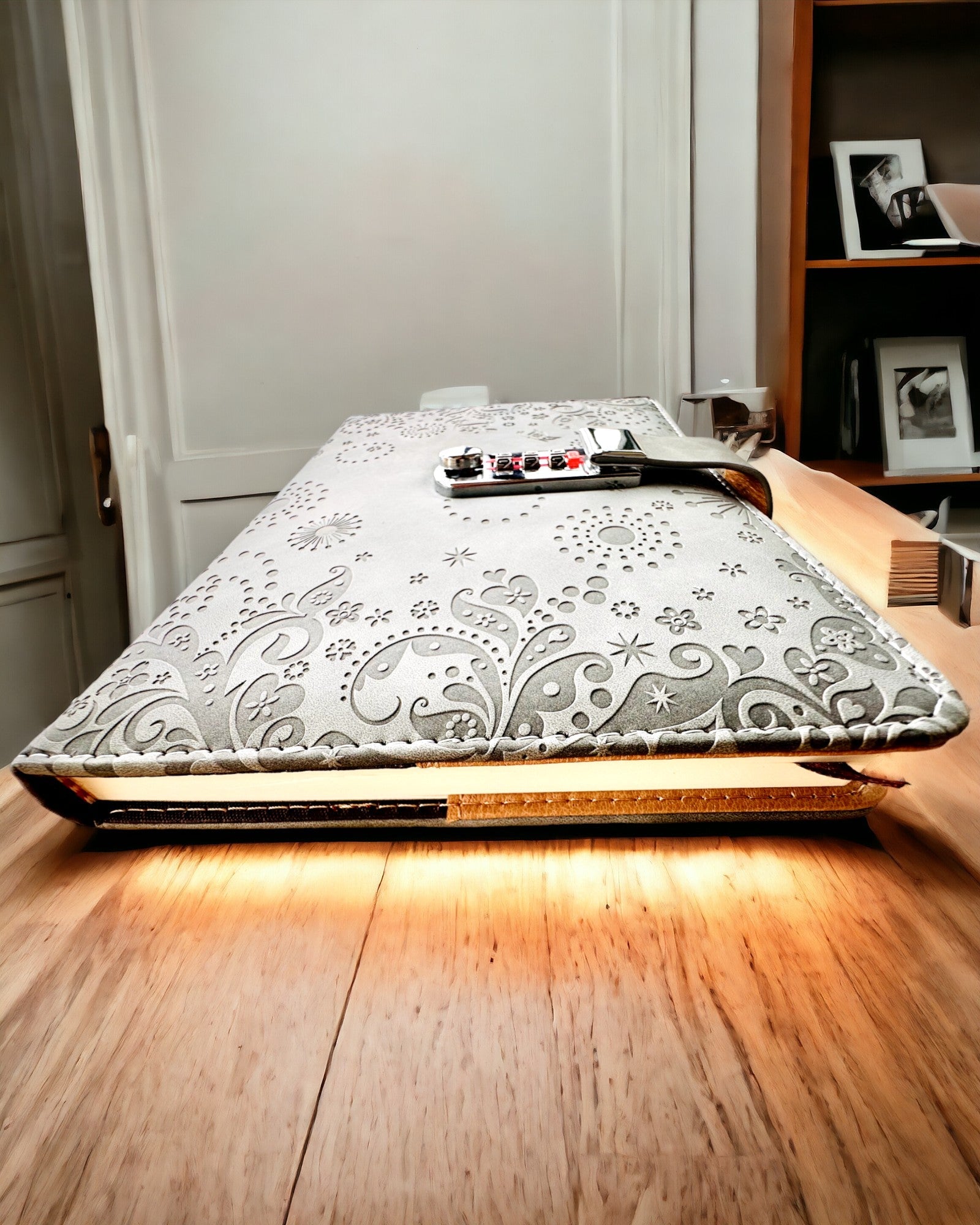 Eksklusiv Notesbog, PU-læder, A5 med Kodelås - "Secret Journal", personliggørelse med gravering