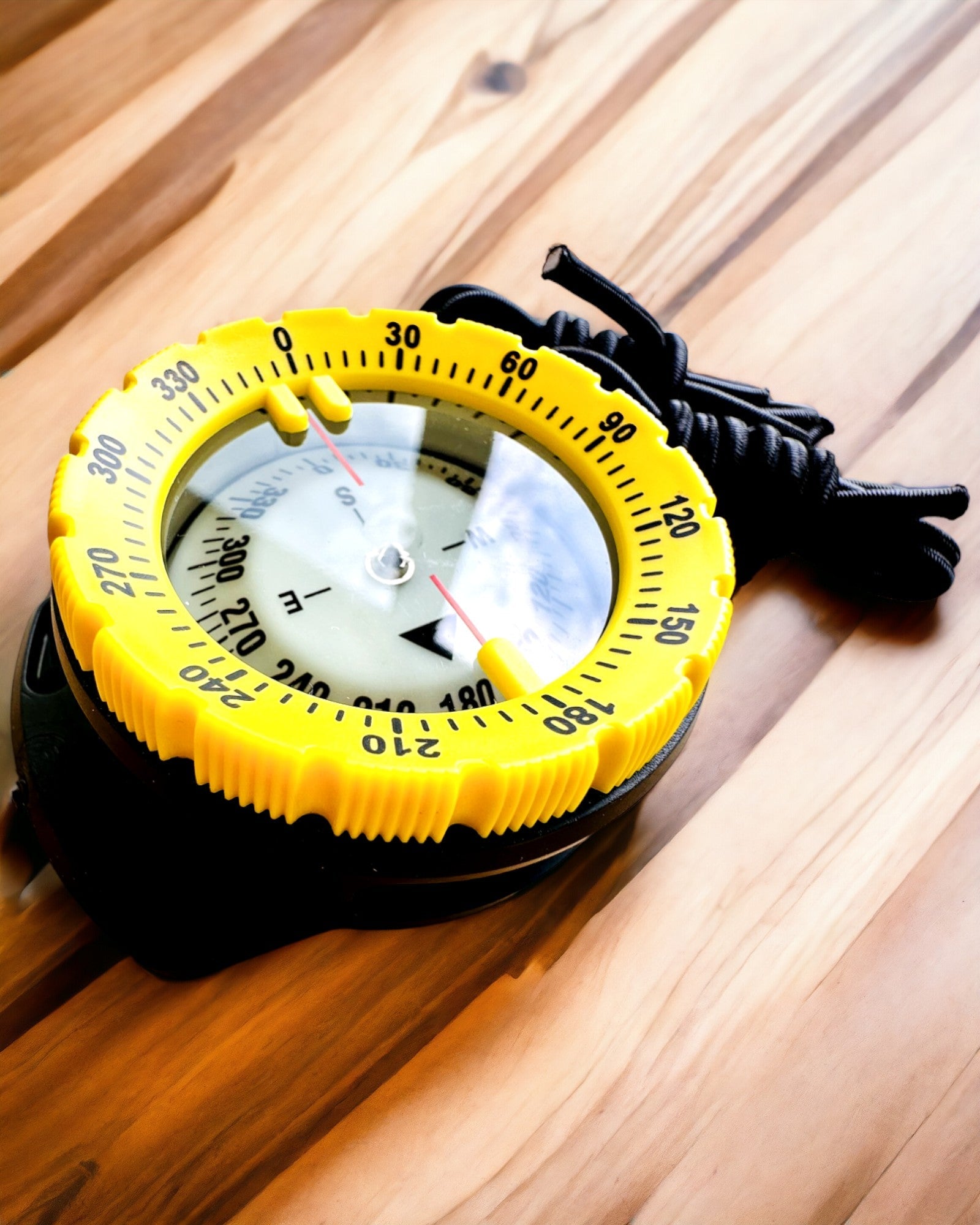 Dykkerkompas AquaGuide - vandtæt kompas med luminescensfunktion og fleksibelt rem, mulighed for personalisering