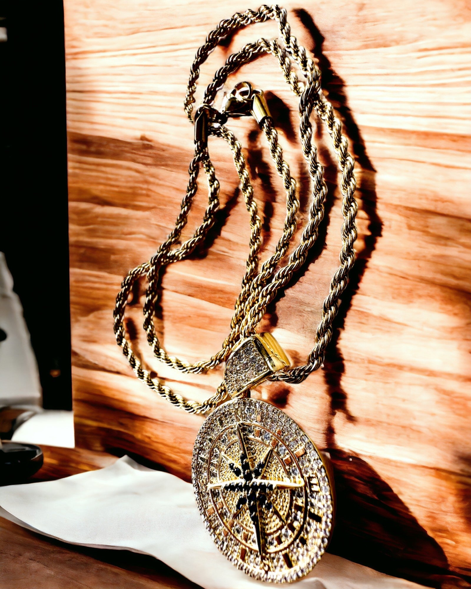 Halskæde med Kompasvedhæng i Glamour Stil med Zirkoner til Kvinder og Mænd - guld farve, gravering