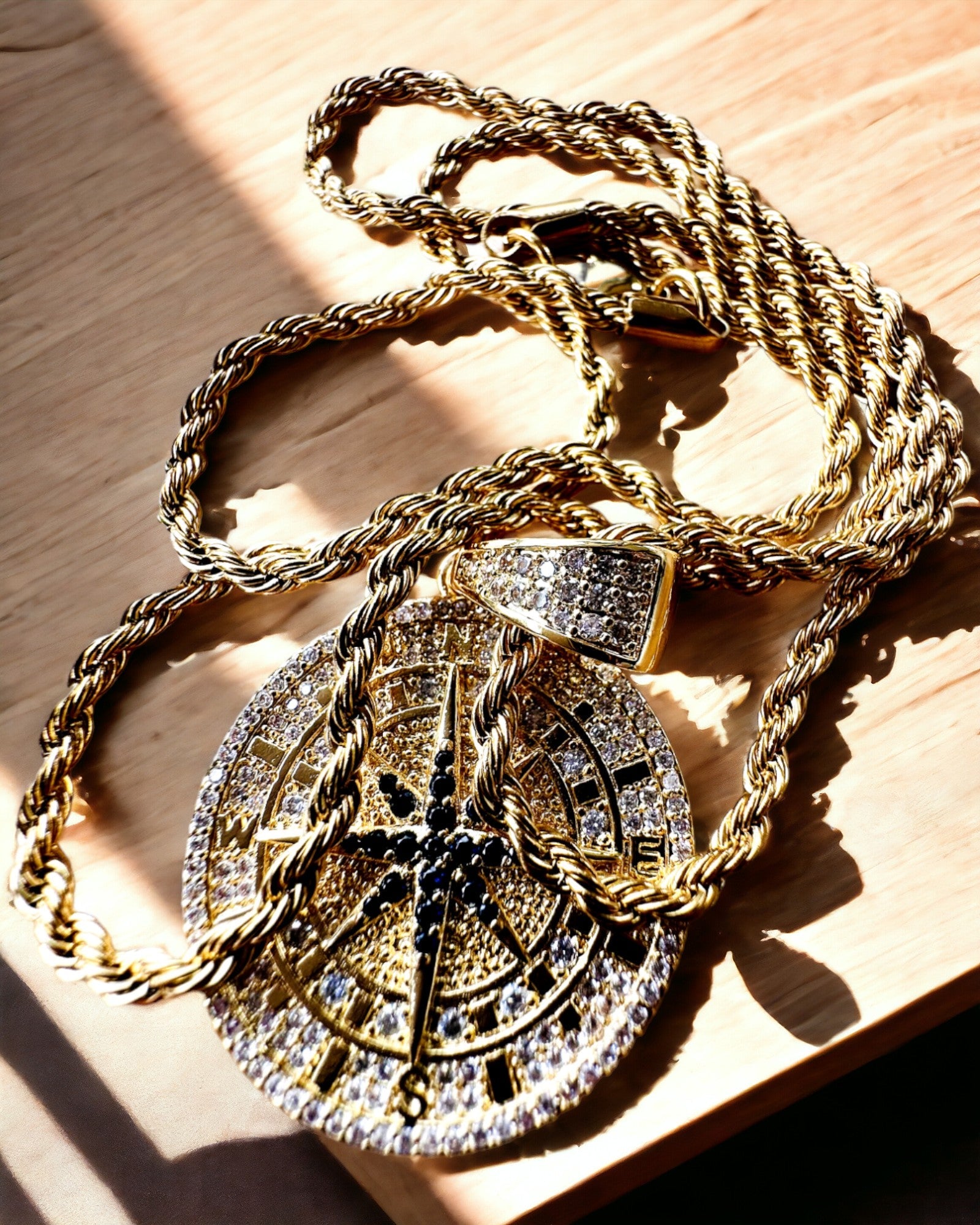 Halskæde med Kompasvedhæng i Glamour Stil med Zirkoner til Kvinder og Mænd - guld farve, gravering