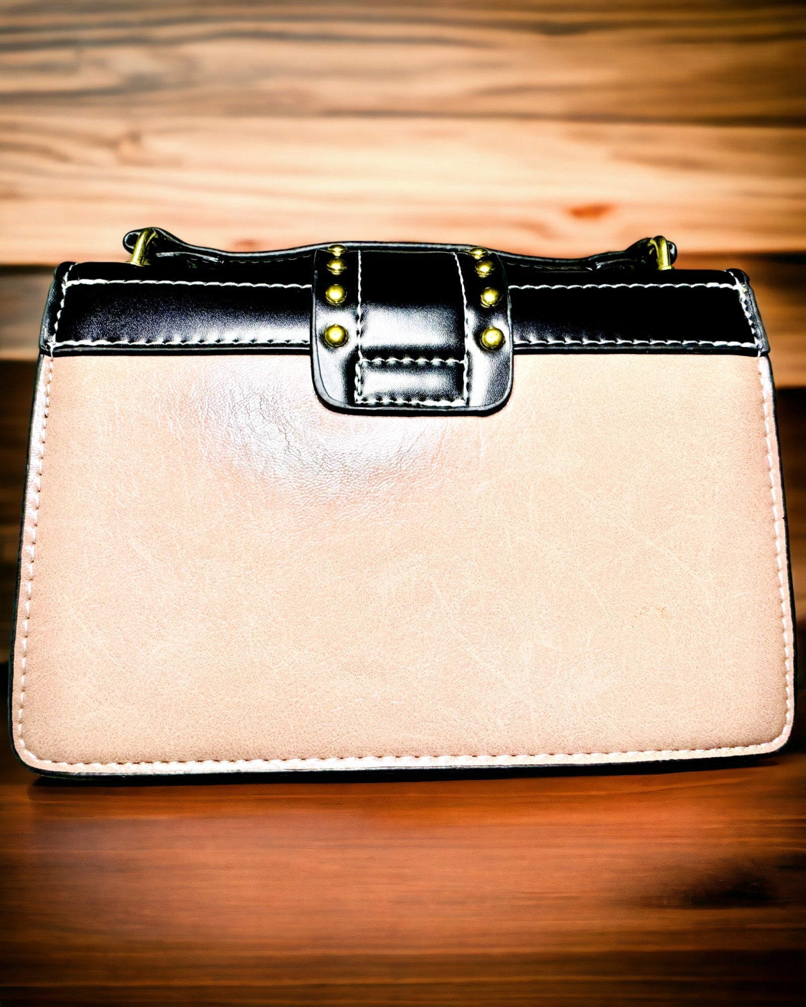 Kvadratisk Lys Lilla Skuldertaske med Løvemotiv – Elegant Taske i Tekstureret PU Læder. Personliggørelse med gravering