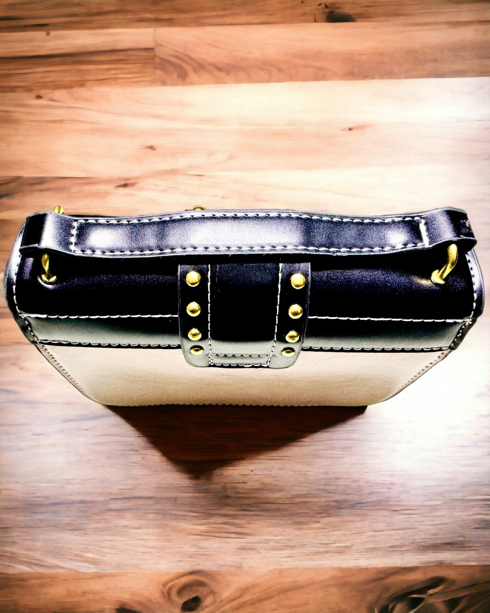 Kvadratisk Lys Lilla Skuldertaske med Løvemotiv – Elegant Taske i Tekstureret PU Læder. Personliggørelse med gravering