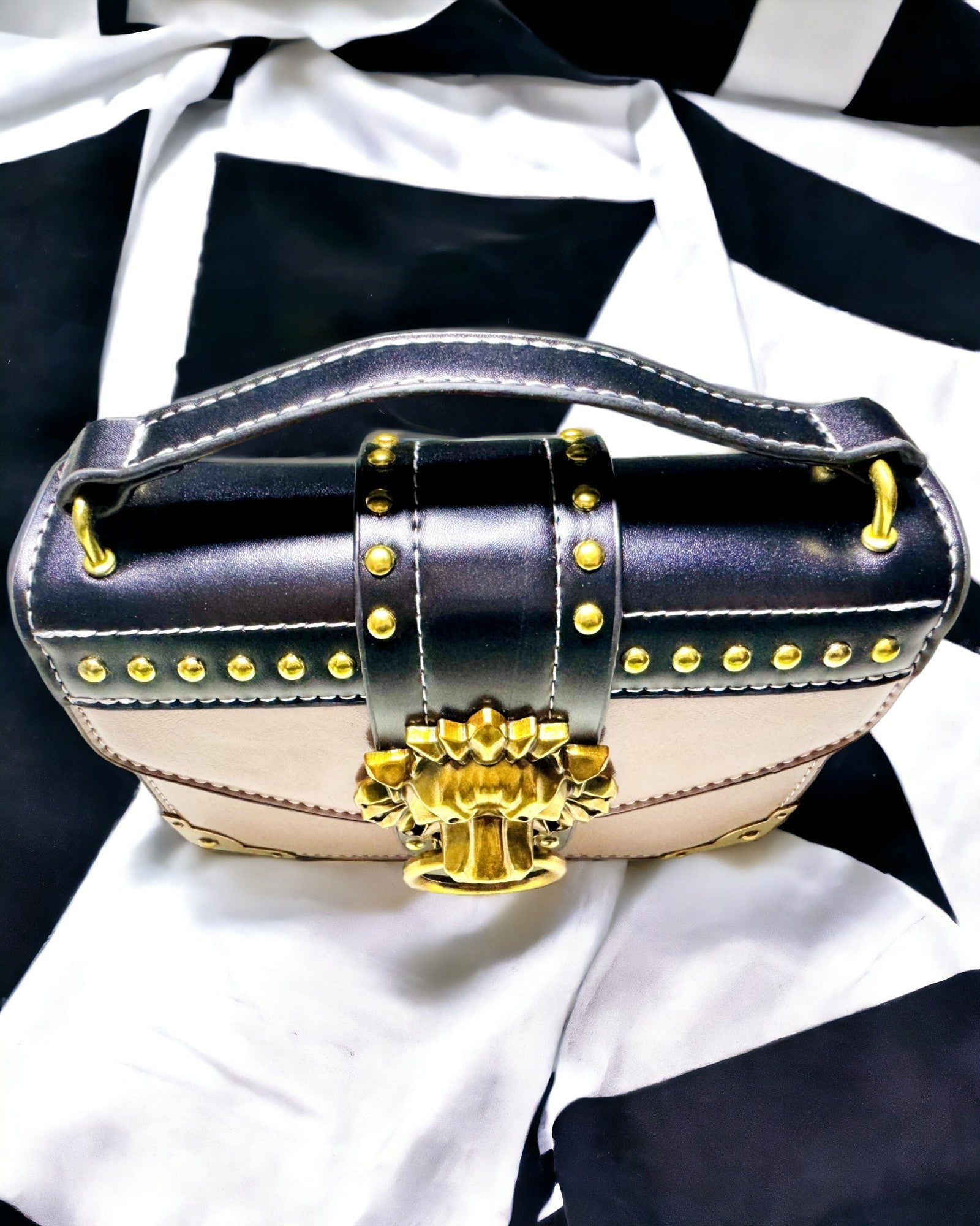 Kvadratisk Lys Lilla Skuldertaske med Løvemotiv – Elegant Taske i Tekstureret PU Læder. Personliggørelse med gravering