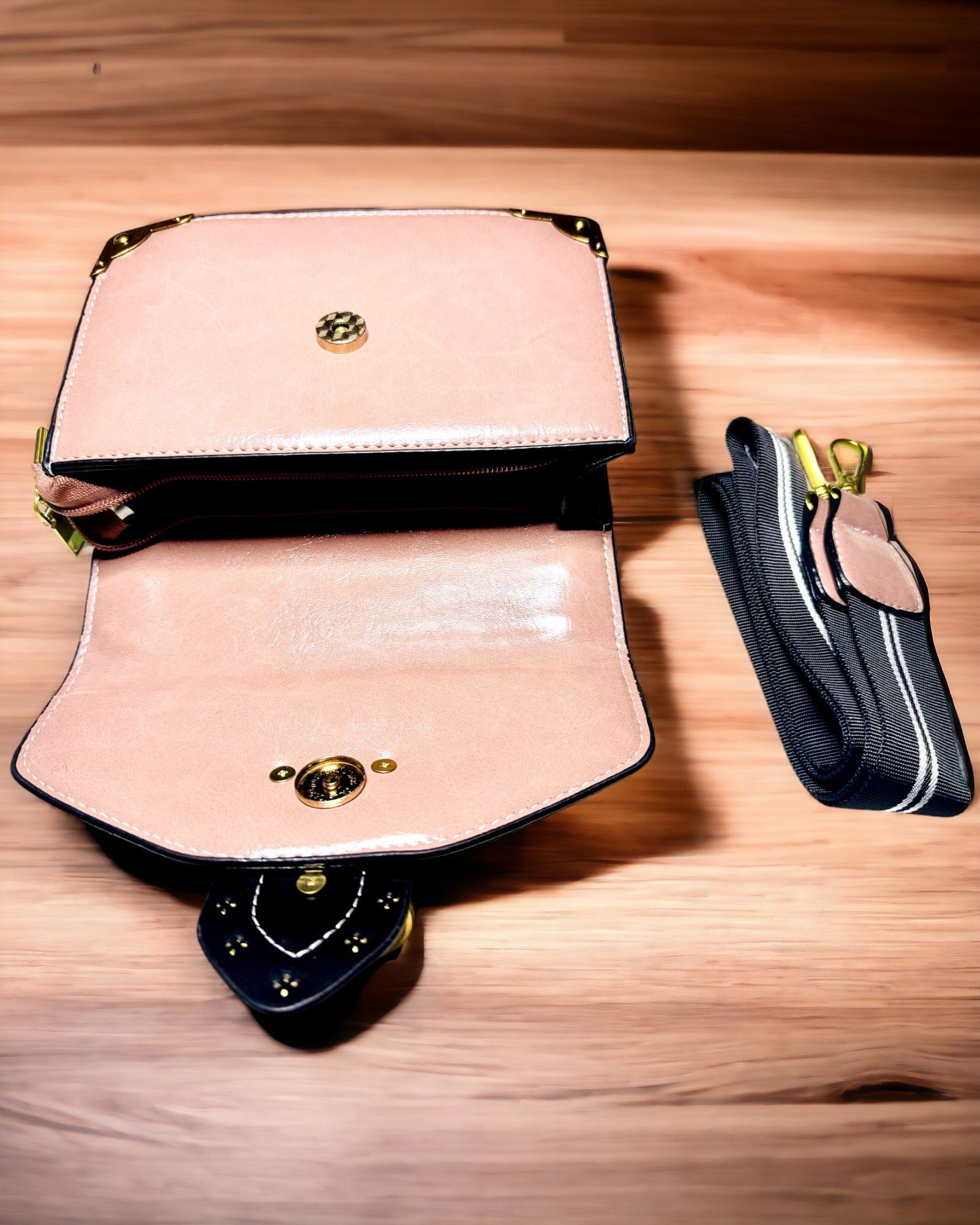 Kvadratisk Lys Lilla Skuldertaske med Løvemotiv – Elegant Taske i Tekstureret PU Læder. Personliggørelse med gravering