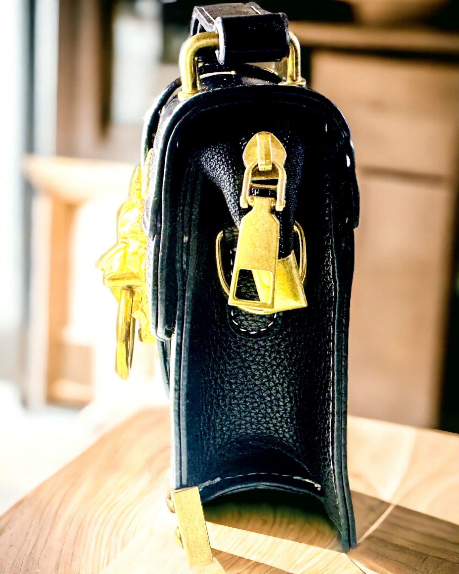 Moderne Firkantet Skuldertaske med Løve Accent - farve sort