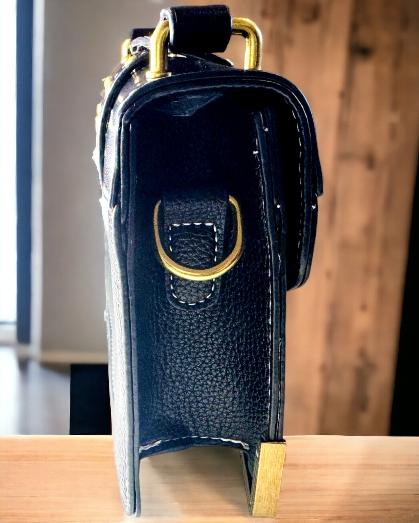 Moderne Firkantet Skuldertaske med Løve Accent - farve sort