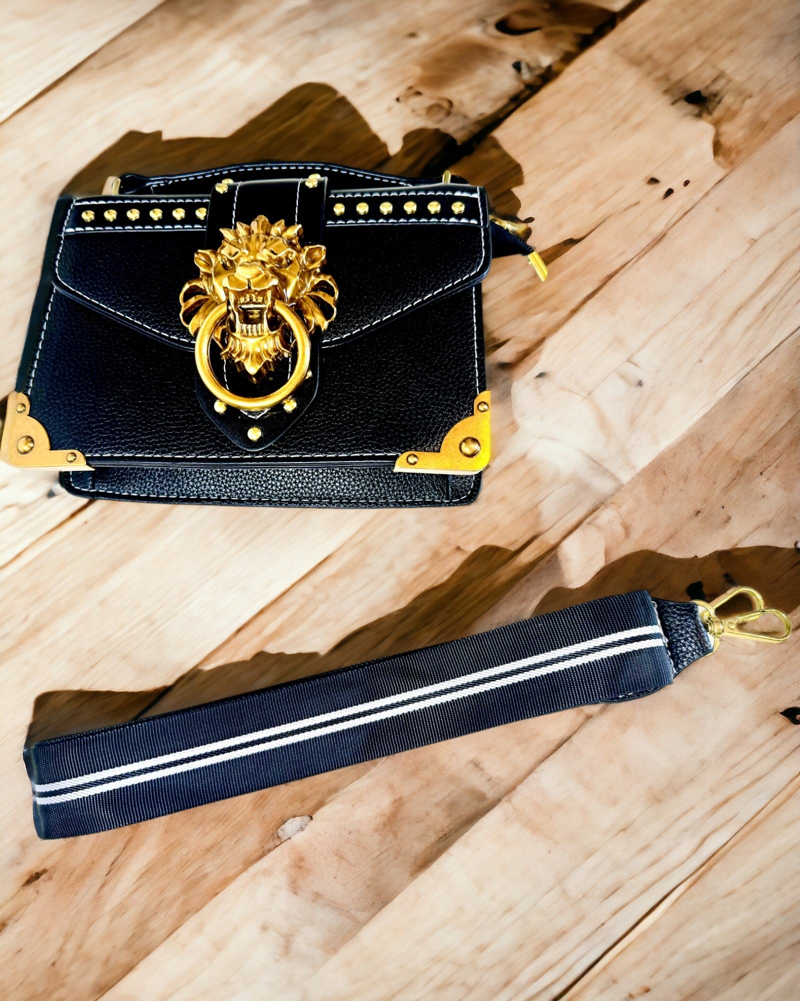 Moderne Firkantet Skuldertaske med Løve Accent - farve sort