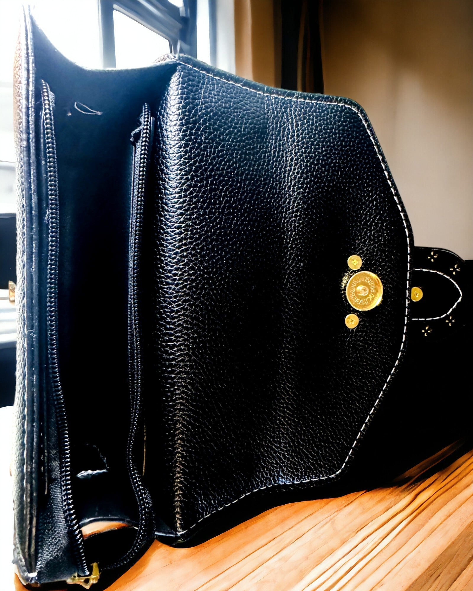 Moderne Firkantet Skuldertaske med Løve Accent - farve sort