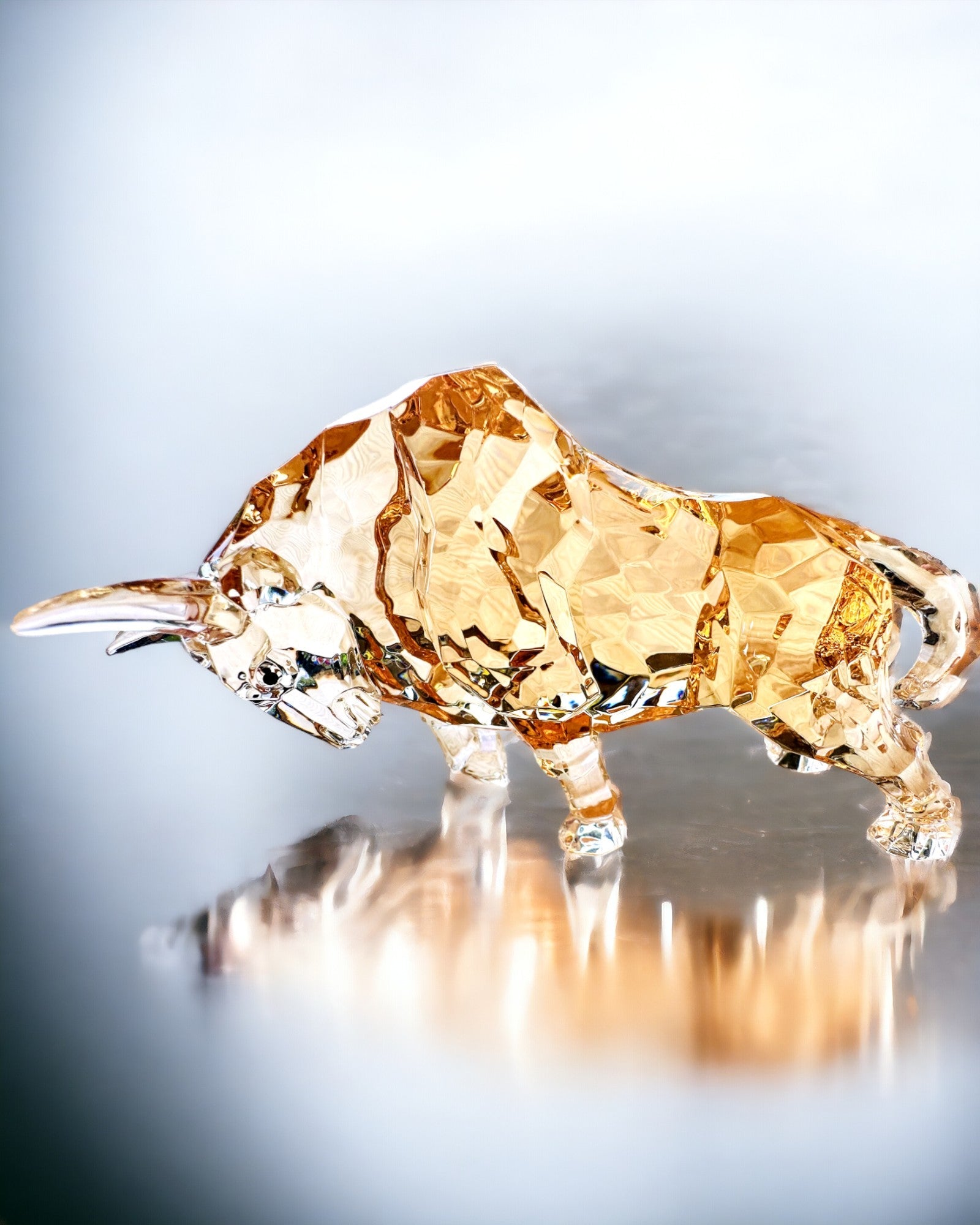 Statue "Złoty Byk" af harpiks, gennemsigtigt design, mulighed for personalisering