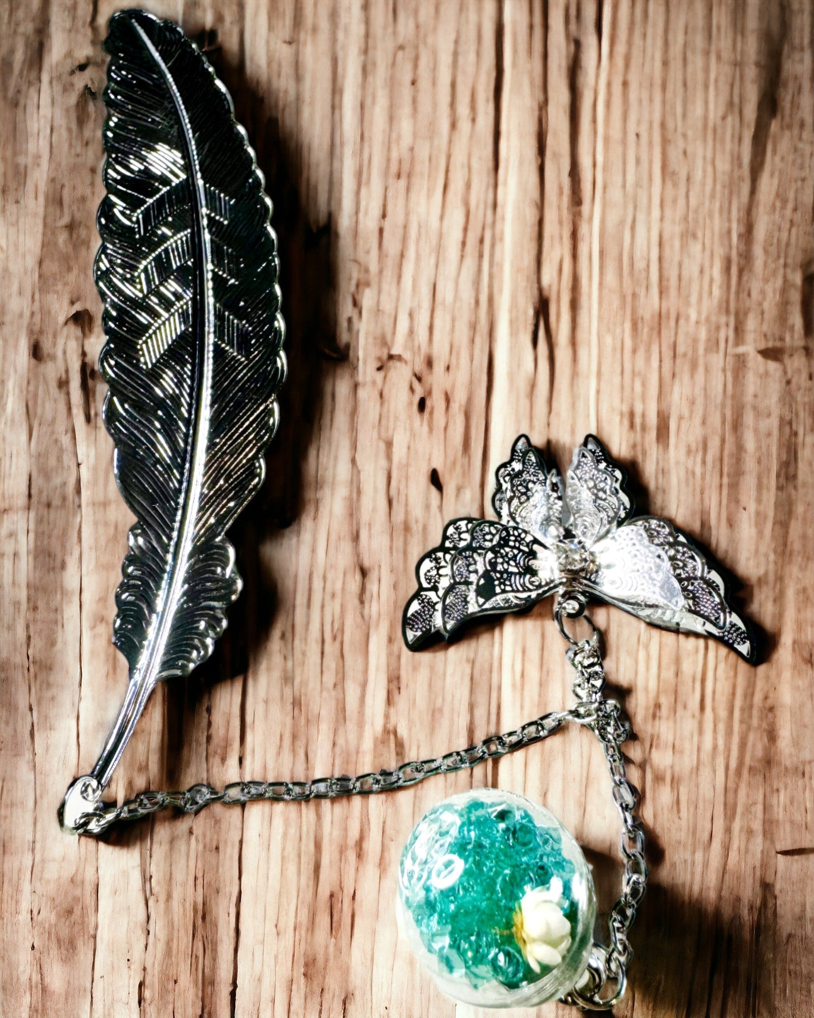 Kreativ Bogmærke i Retro Stil med Fjer- og Sommerfuglemotiv – Elegant Reklamegave, Farve Sølv/Blå