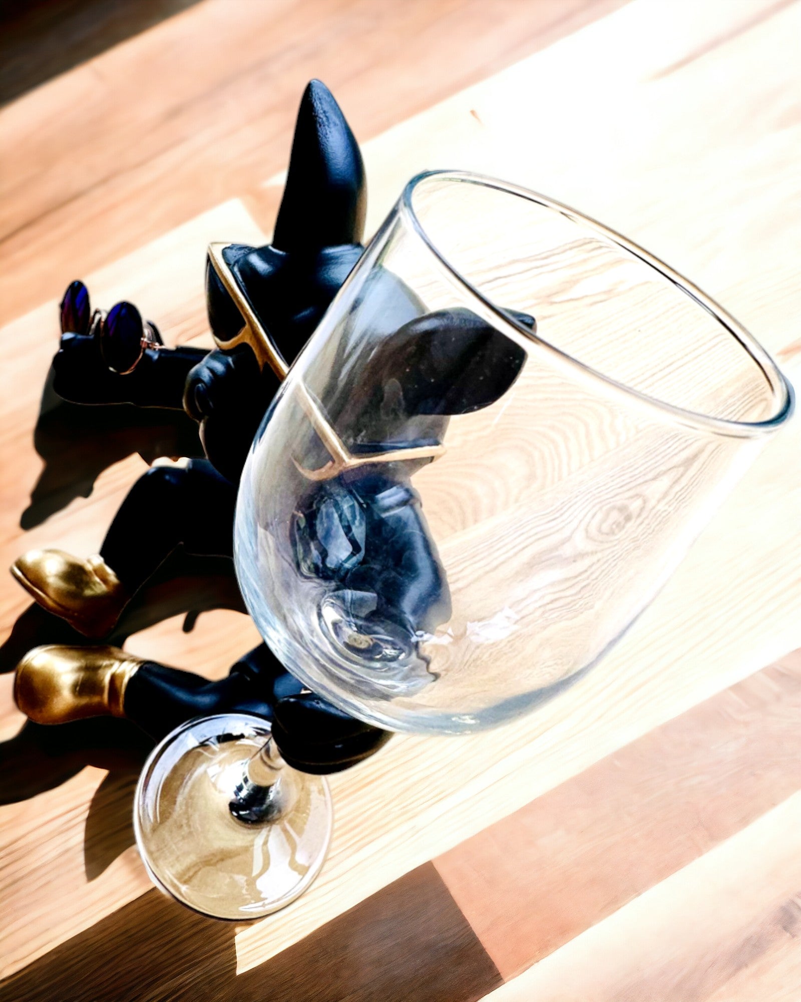 Eksklusiv figur "Stilfuld Bulldog", sort farve, holder til vinglas eller champagneglas, personliggørelse med gravering