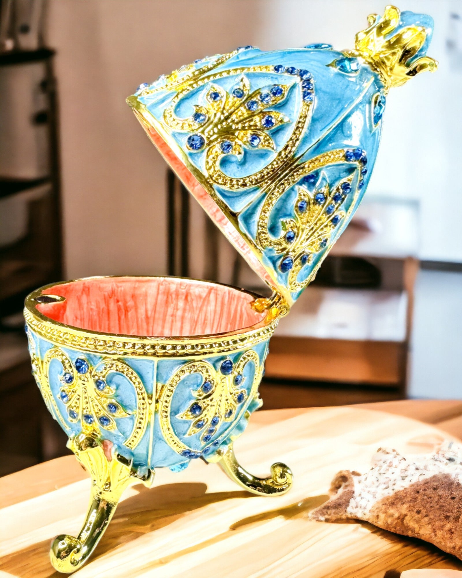 Niebiańskie Jajko Faberge – Emaljeret Smykkeorganisator - farve himmelblå. Personalisering med gravering