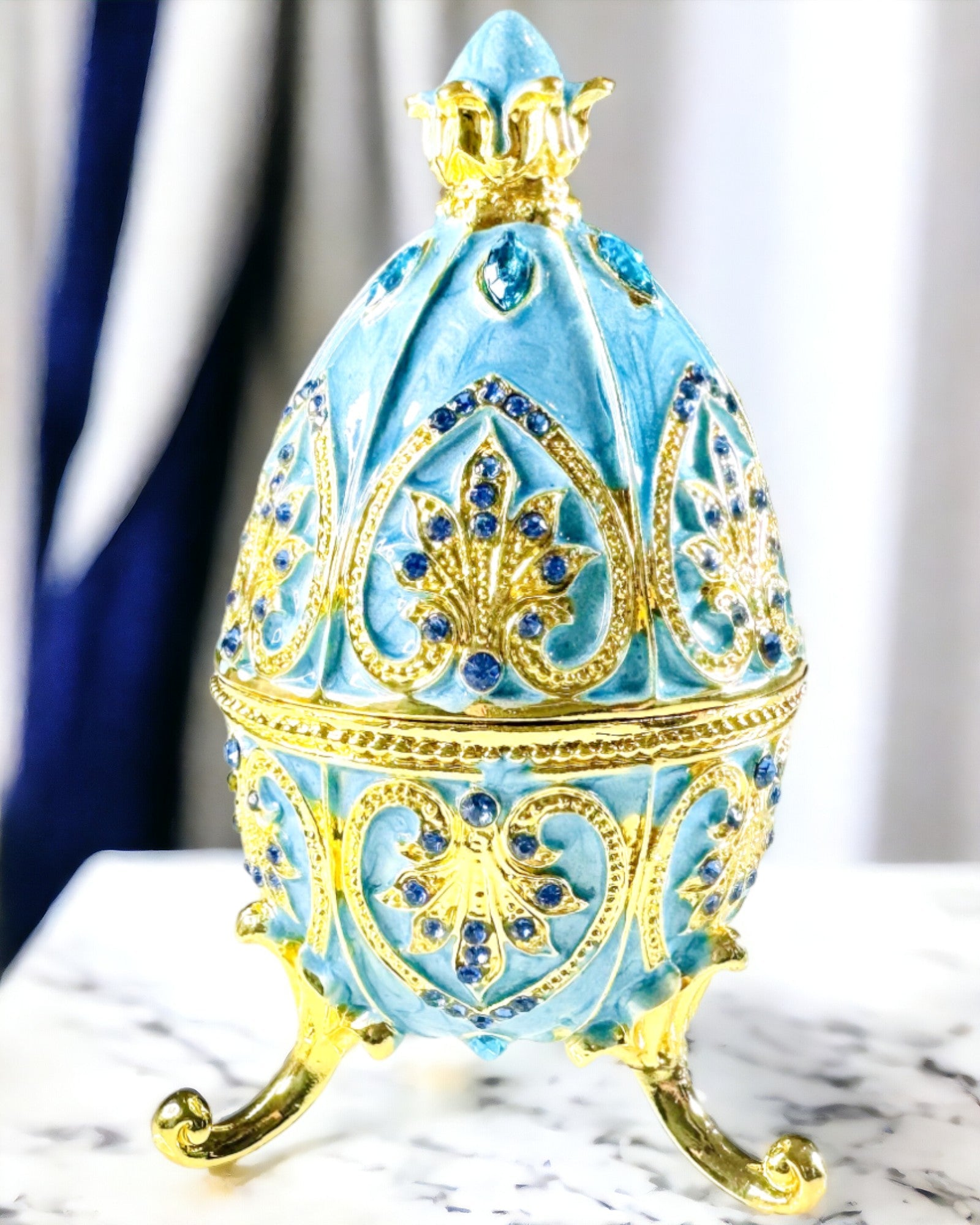 Niebiańskie Jajko Faberge – Emaljeret Smykkeorganisator - farve himmelblå. Personalisering med gravering