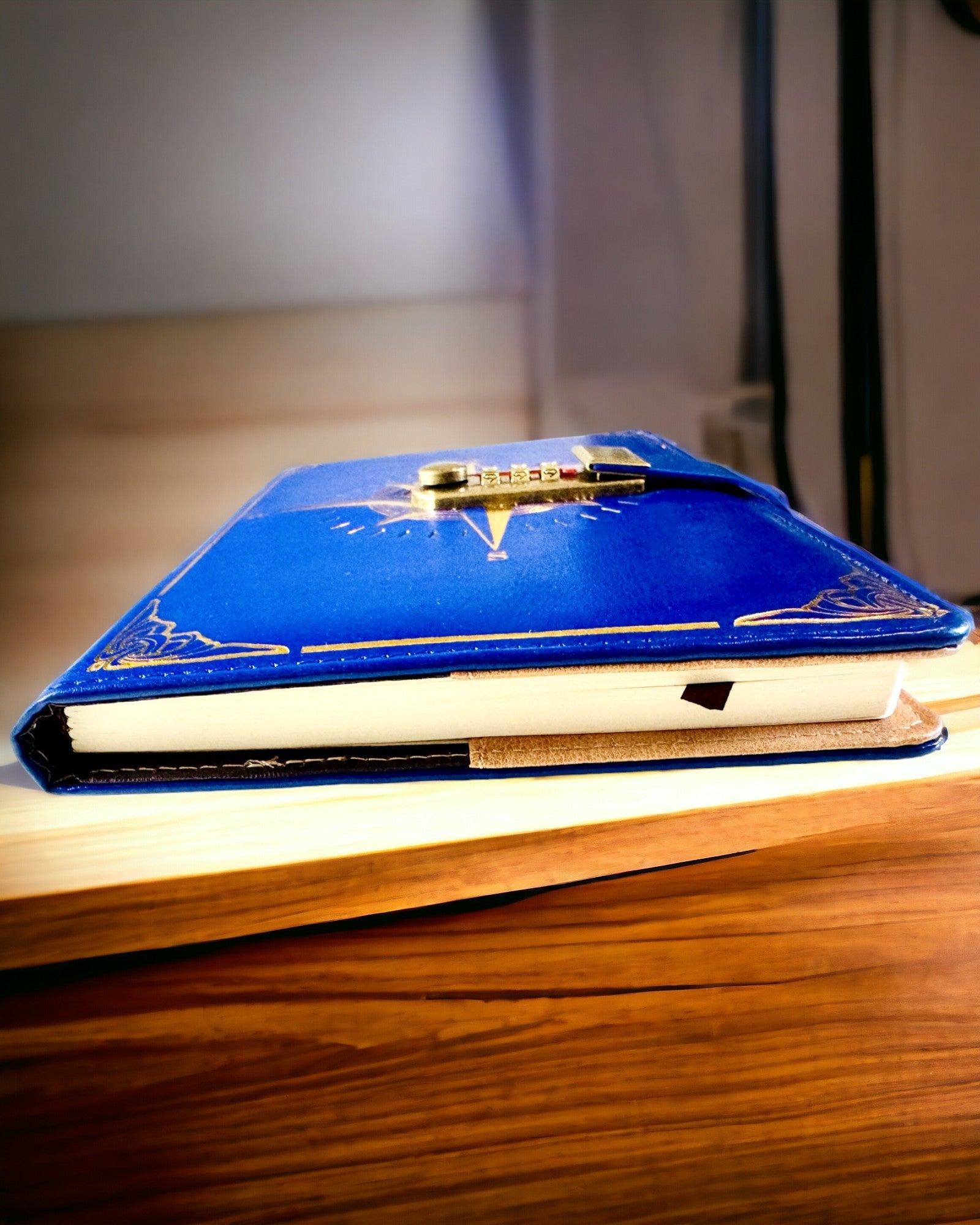 Notatbog Premium med Kodelås A5 - Vintage Stil med Kompas, Japansk Design, Papirvarer til Studerende og Erhverv. Personalisering med Gravering