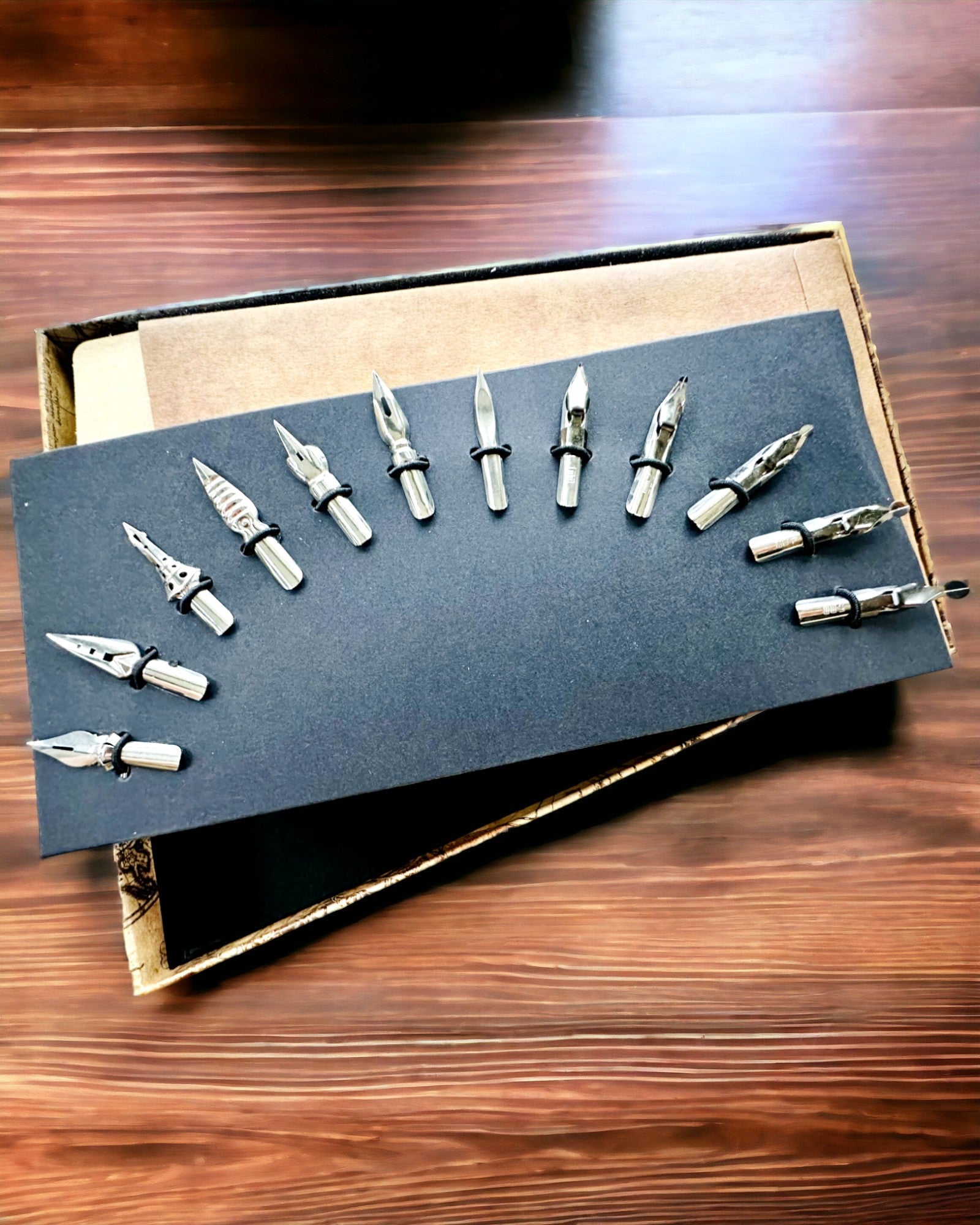 Eksklusivt Kalligrafisæt, dyppefyldepen og blæksæt, personliggørelse med gravering