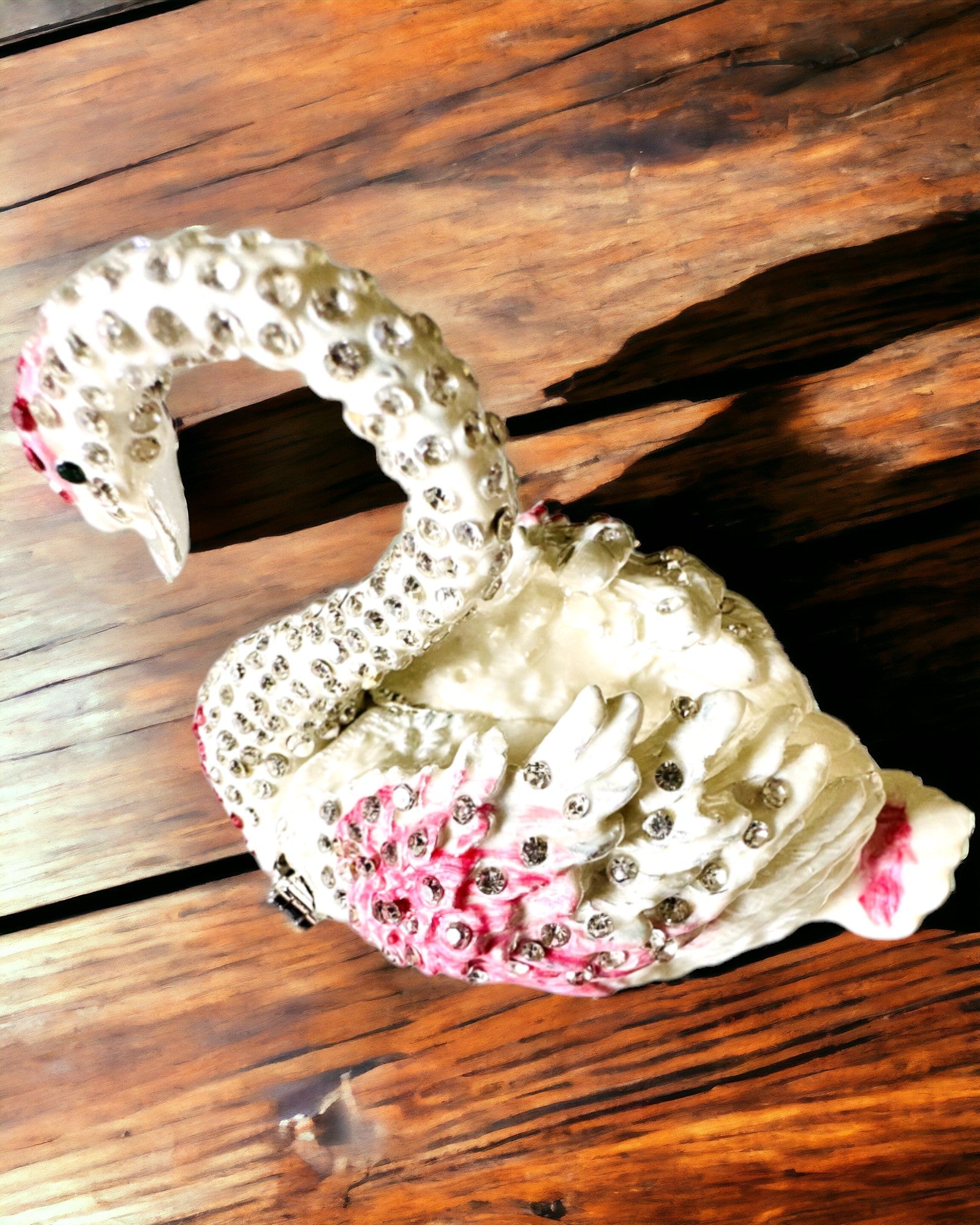 Elegant smykkeskrin "Svanens Juvel" - personalisering med gravering