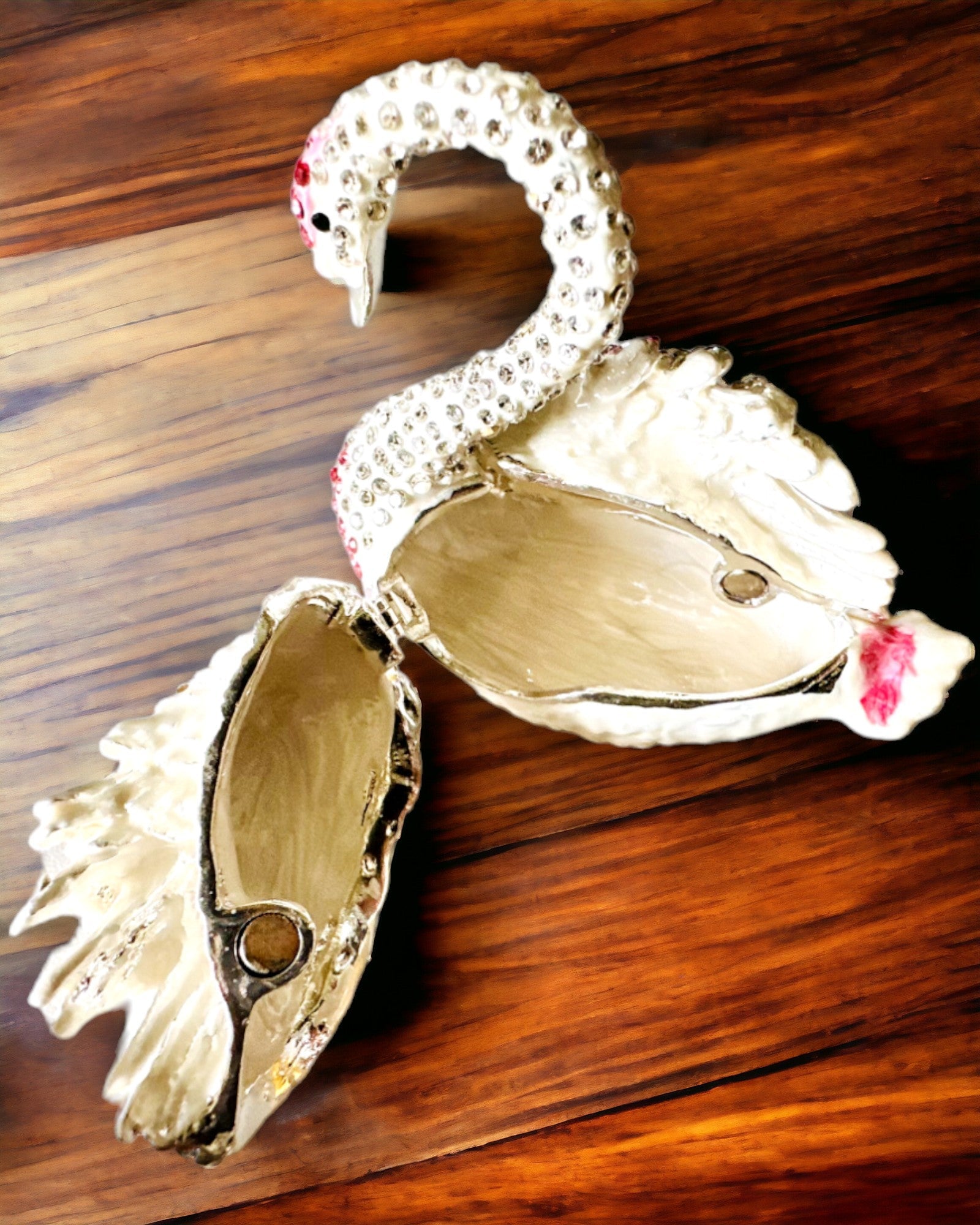 Elegant smykkeskrin "Svanens Juvel" - personalisering med gravering